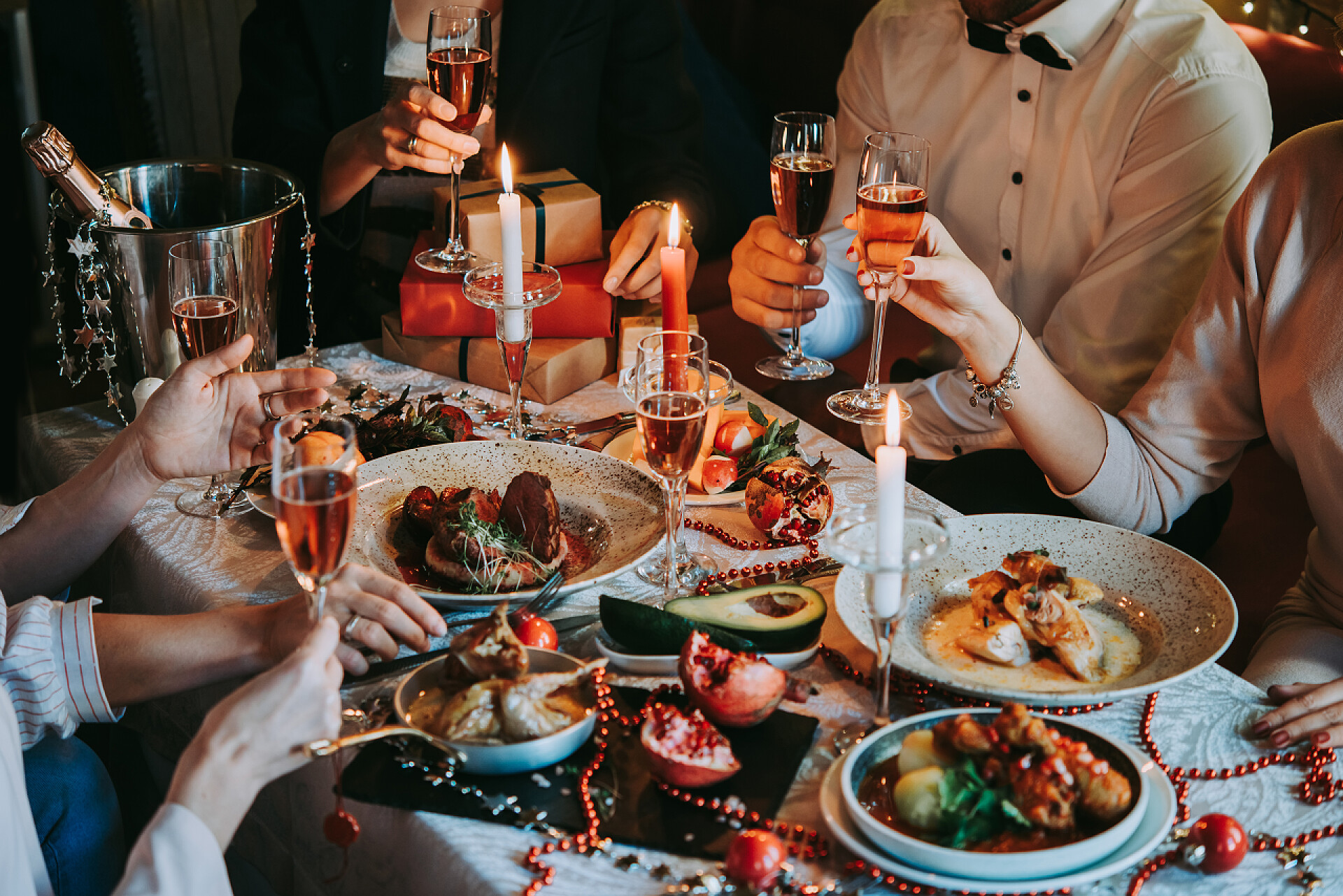 几个年轻人在吃烛光晚餐庆祝圣诞聚会