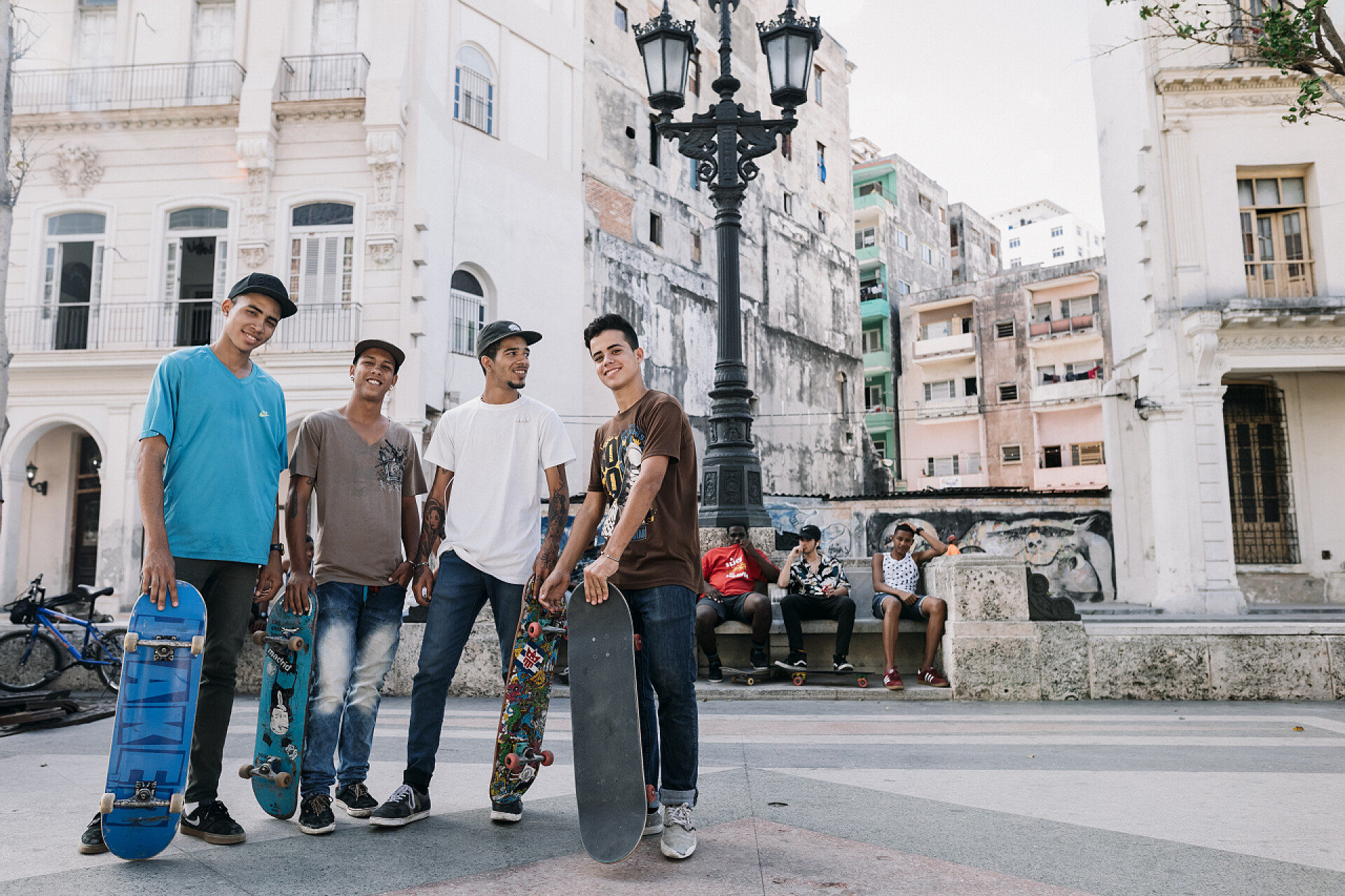 天空之下城市之间的几个年轻人