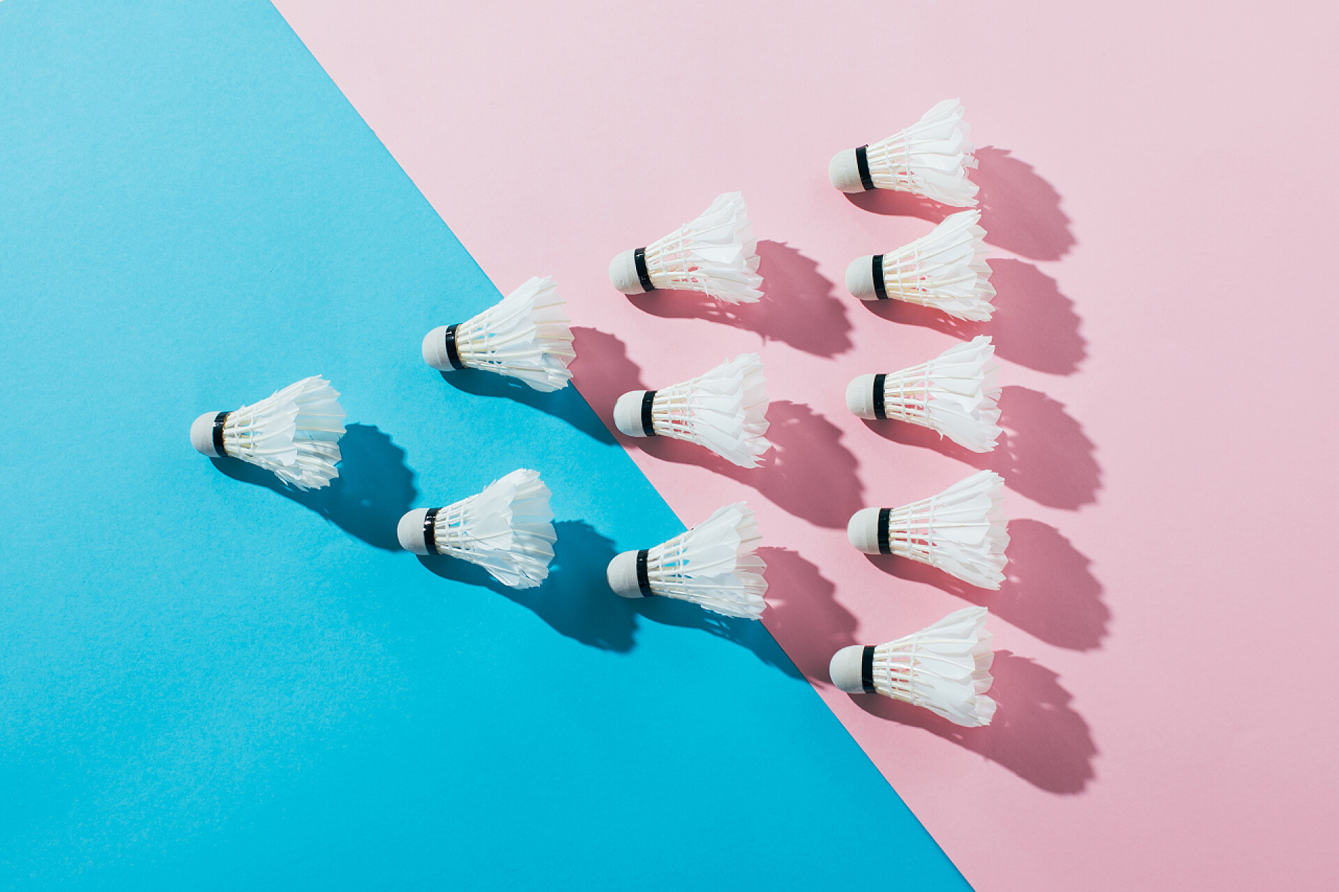 蓝粉的相间的地面组成三角形的羽毛球蓝色和粉红色的羽毛球羽毛球的构图