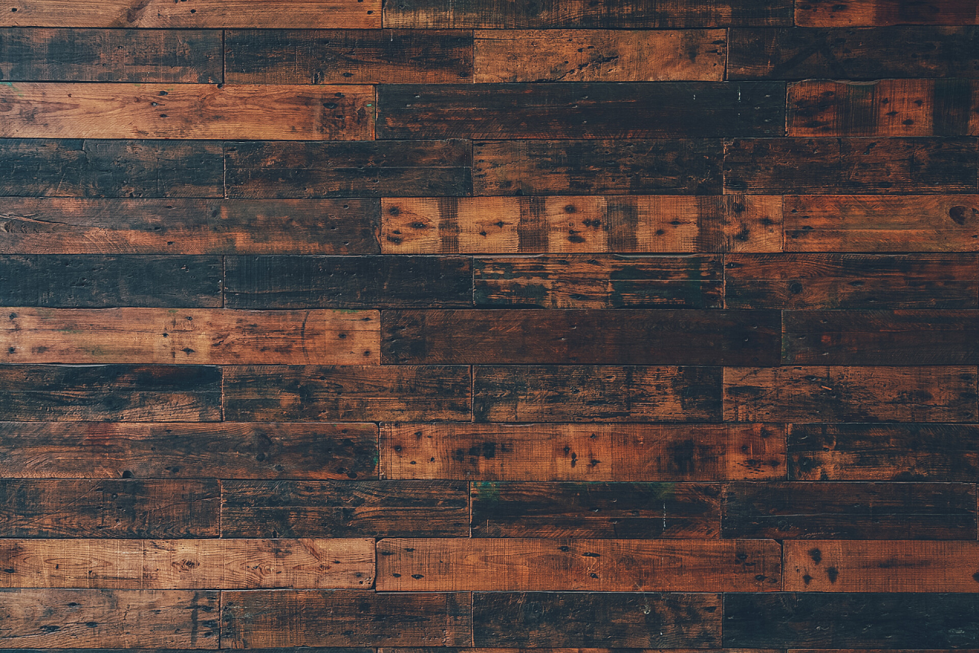 原木色的地板伍登