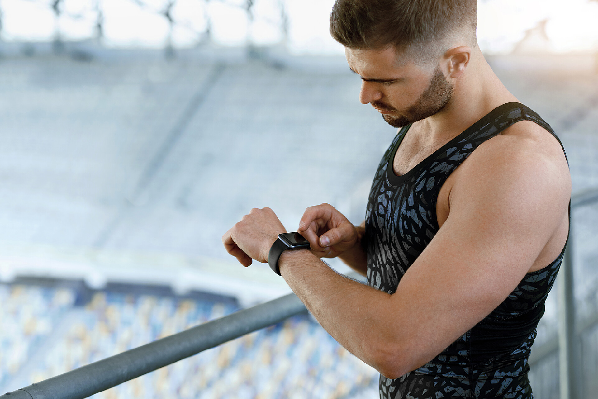 一个穿着运动服的男人在室外运动穿着运动服装的人用智能手表