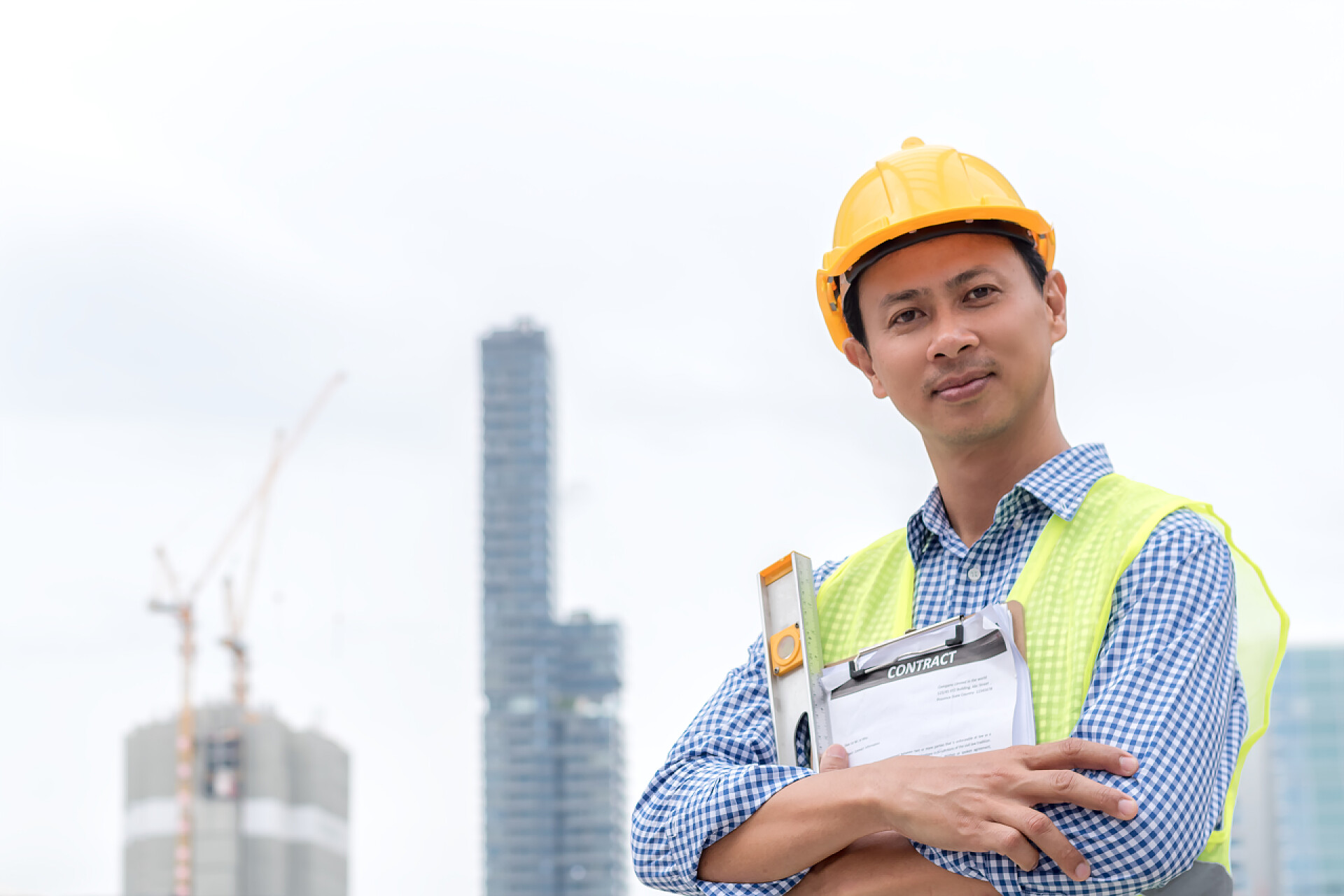 工程建筑的一位工人工程建设理念: 专业工程师团队