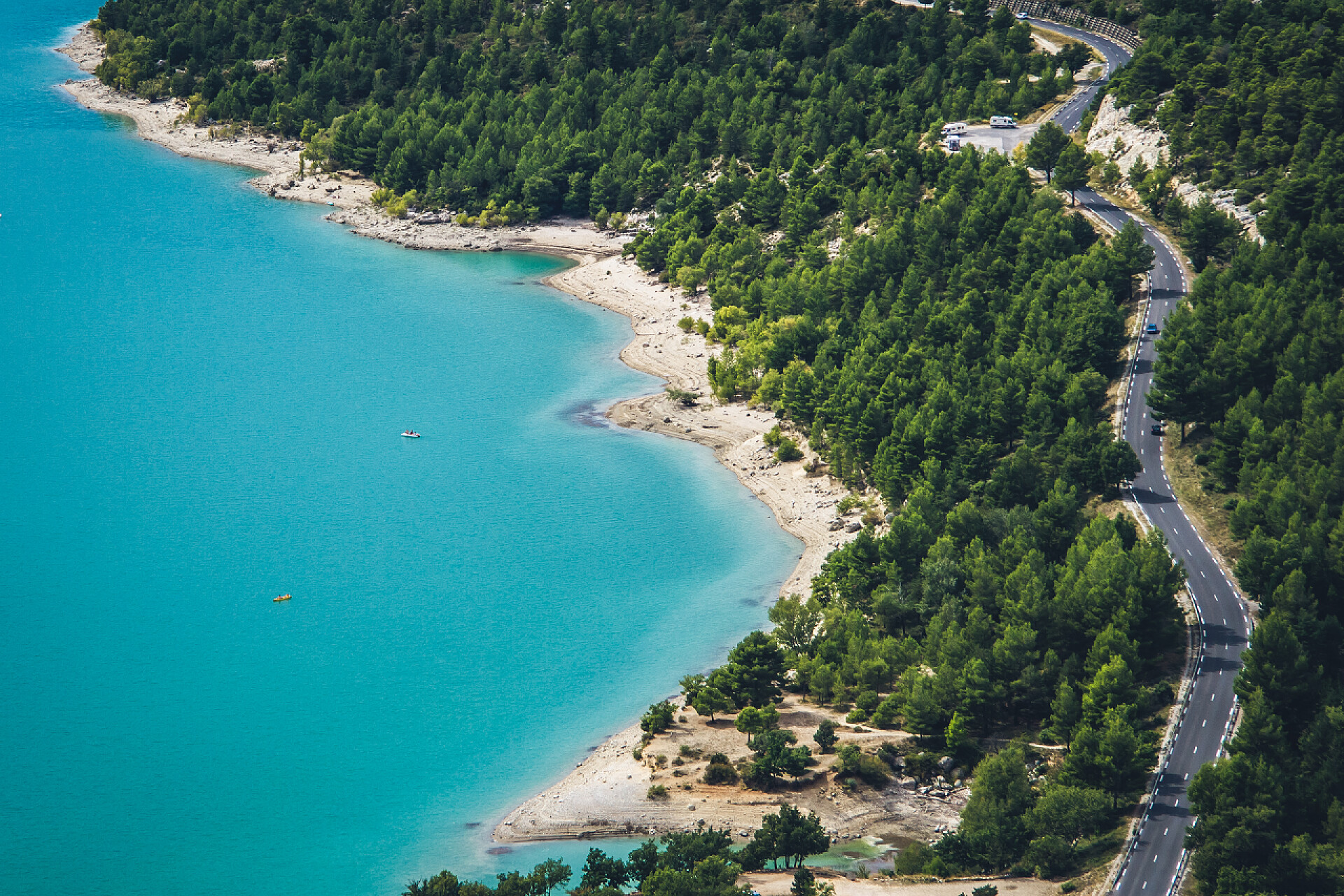 从上往下看的大海马路森林中风景如画的沿海道路鸟图