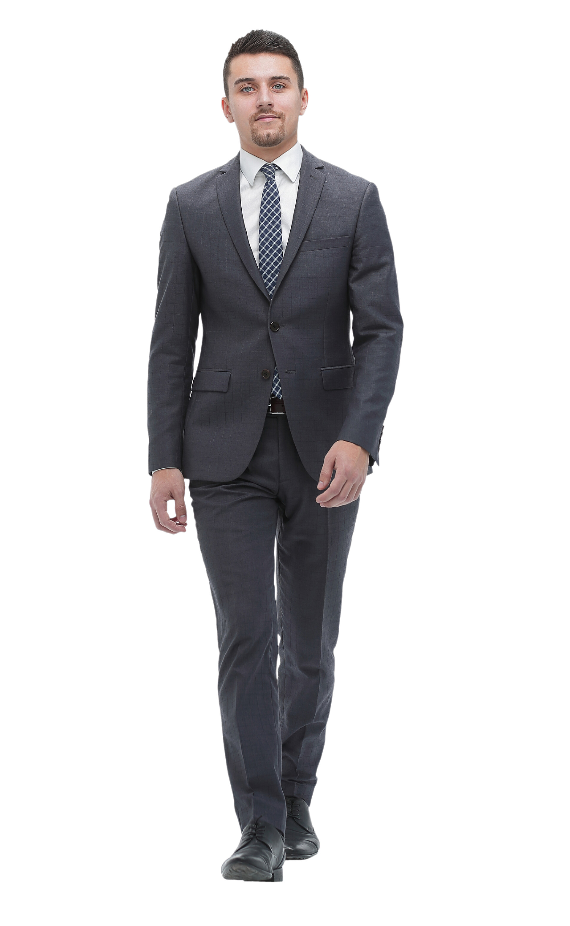 白色背景景前一个穿着西服的男人底部视图。行政商人向前走