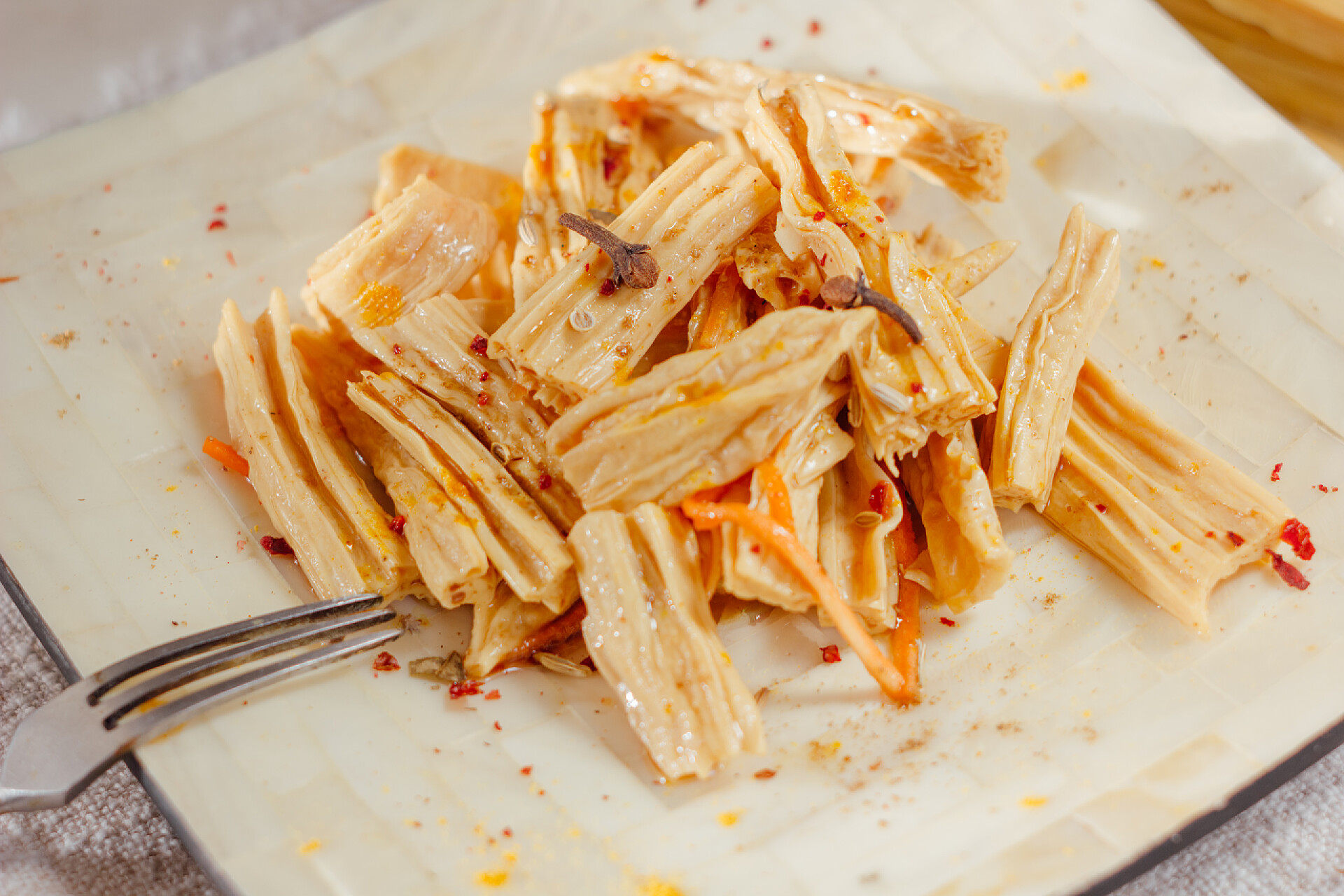 盘子里的腐竹白竹盘中的浴霸或具沙拉.