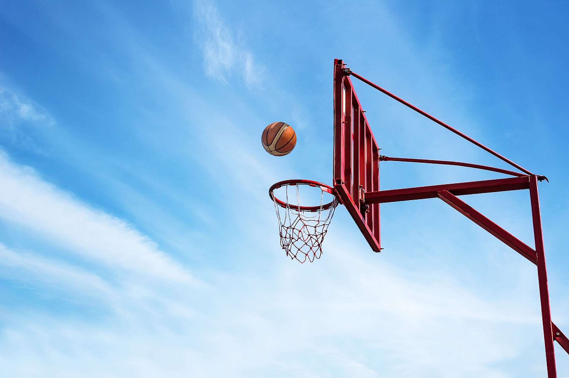 蓝天白云下的篮球架蓝天上的旧篮球戒指