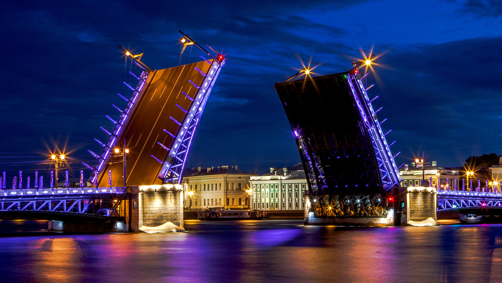黑夜下的桥升起来吊桥 St., 汝之夜观
