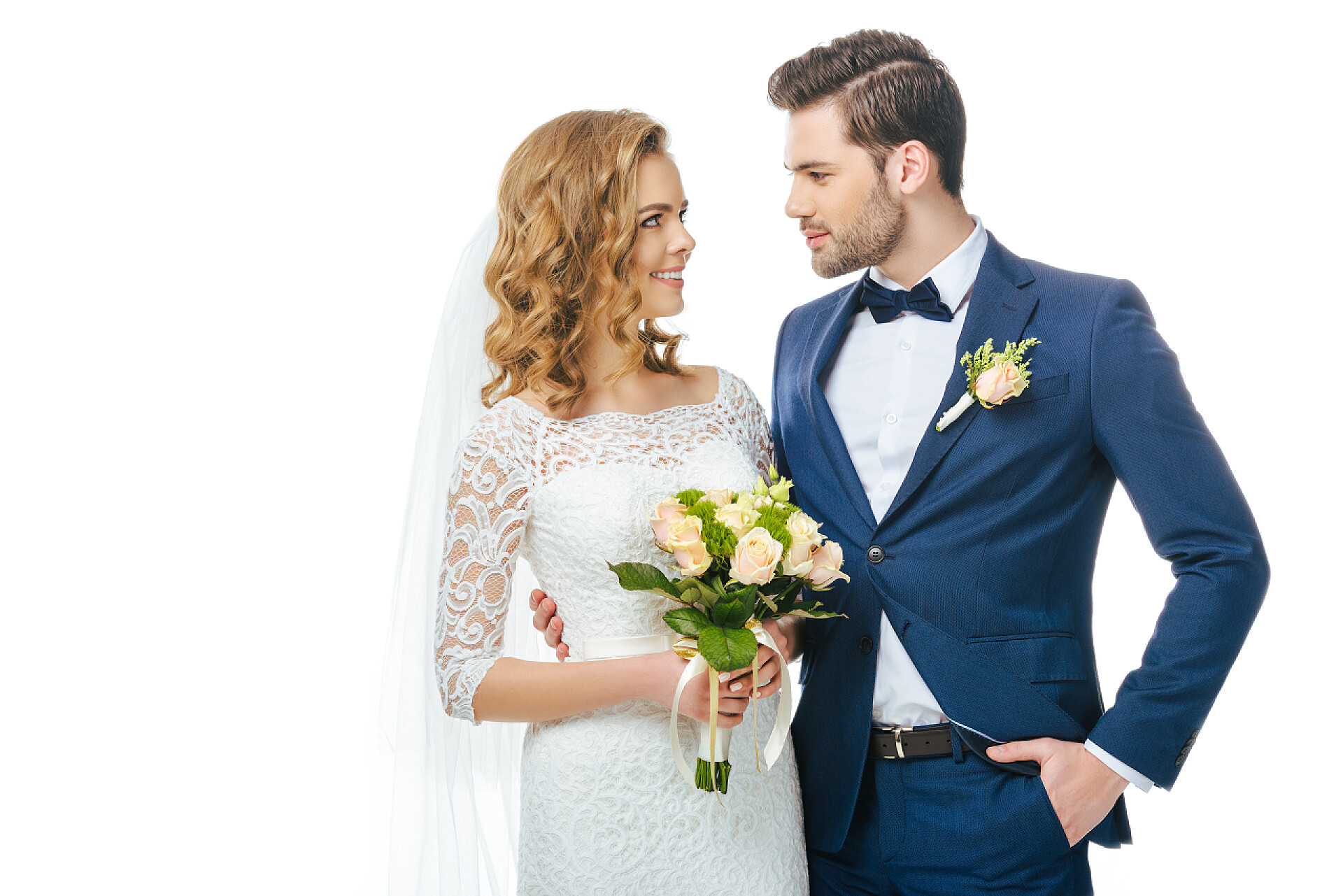 白色背景墙前的一对新婚夫妻两对