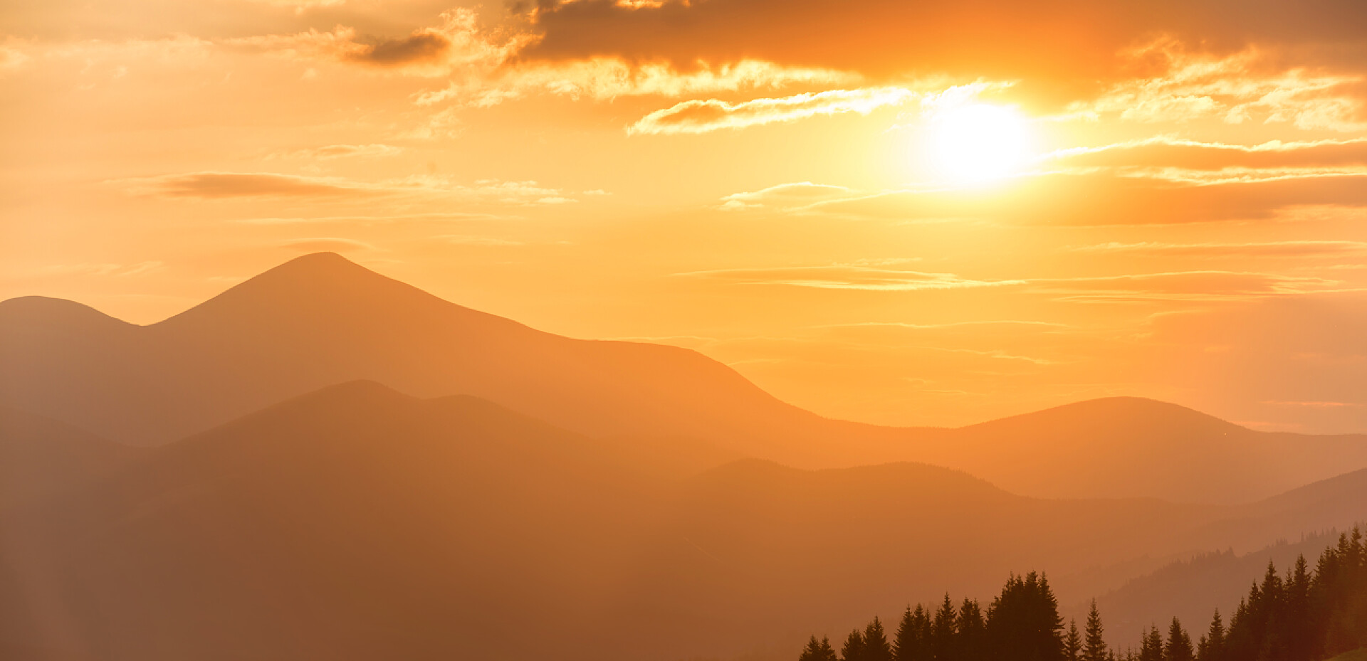 天空上的夕阳全景日落在山