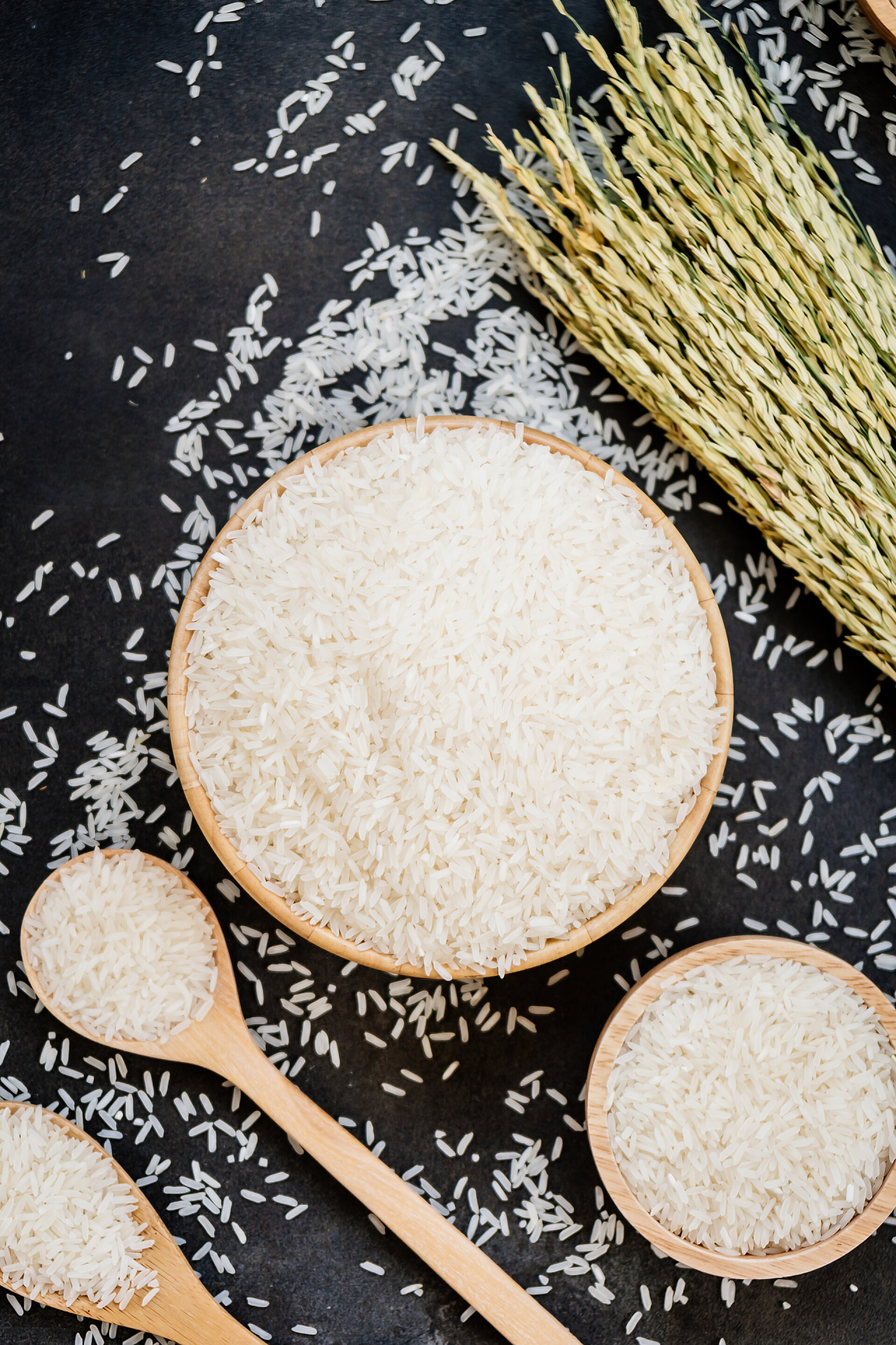 黑色桌子上的两碗米饭木盆生茉莉花饭