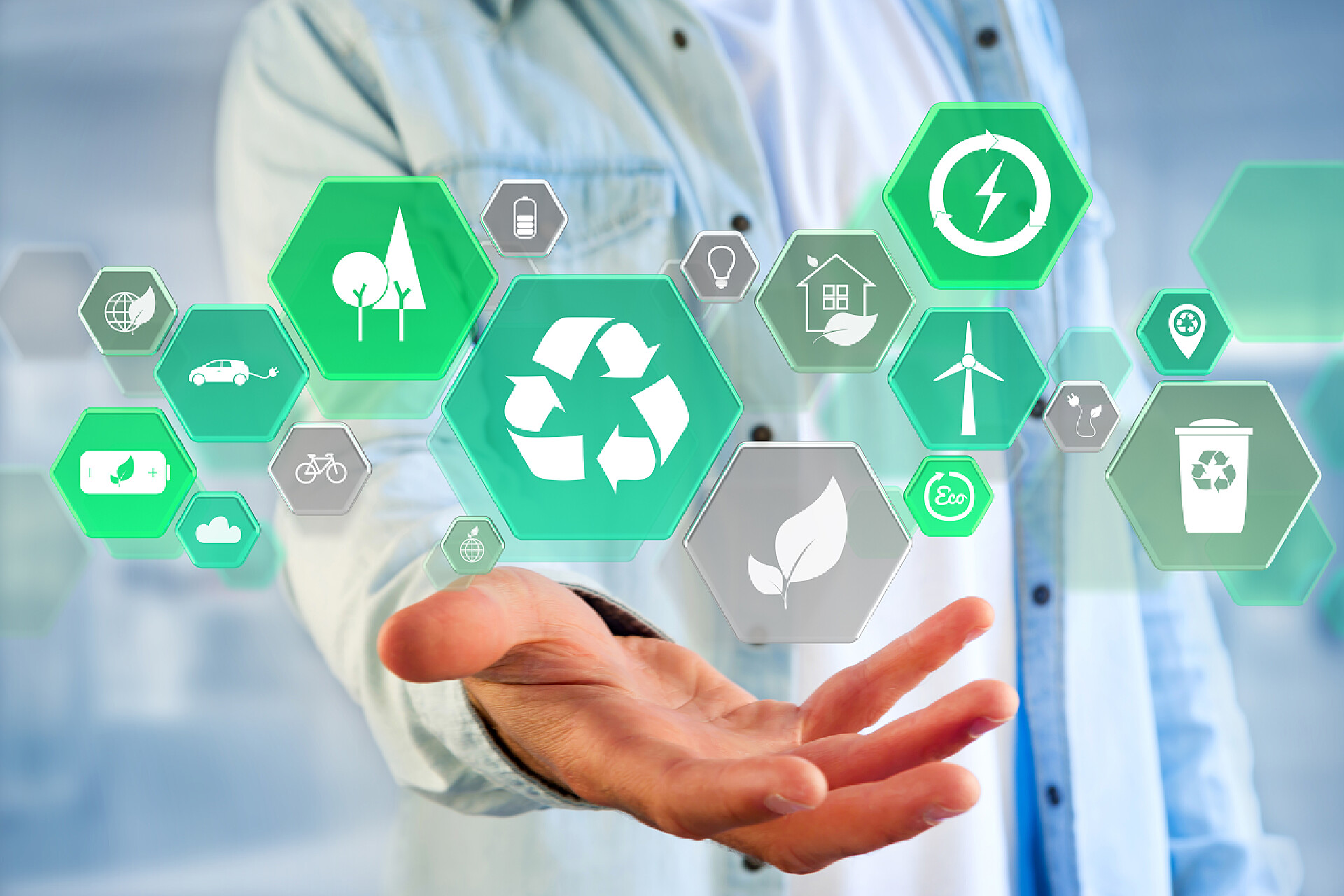 一个医生的手托着几个图标技术生态界面 