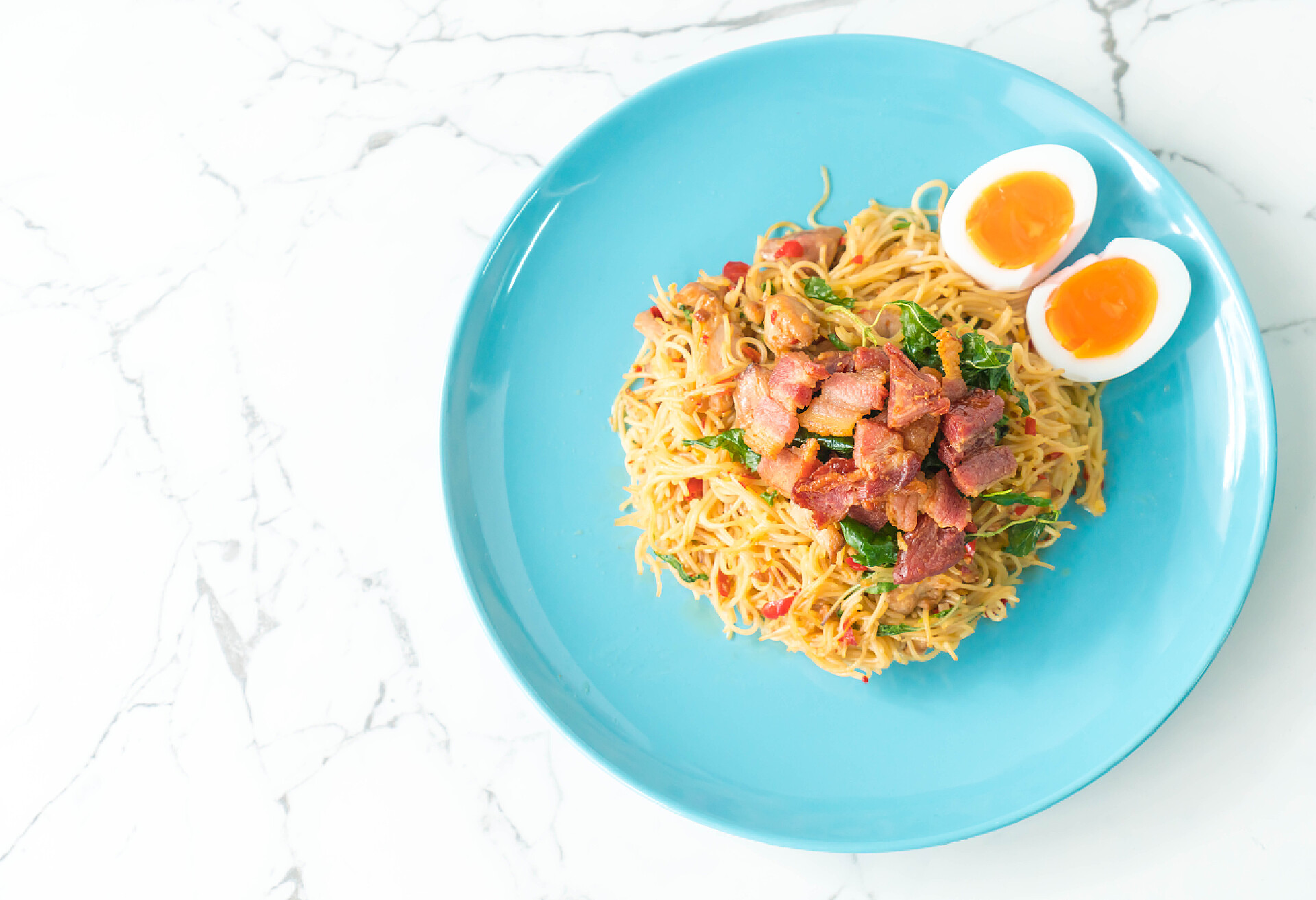 蓝色背景上的一盘炒面