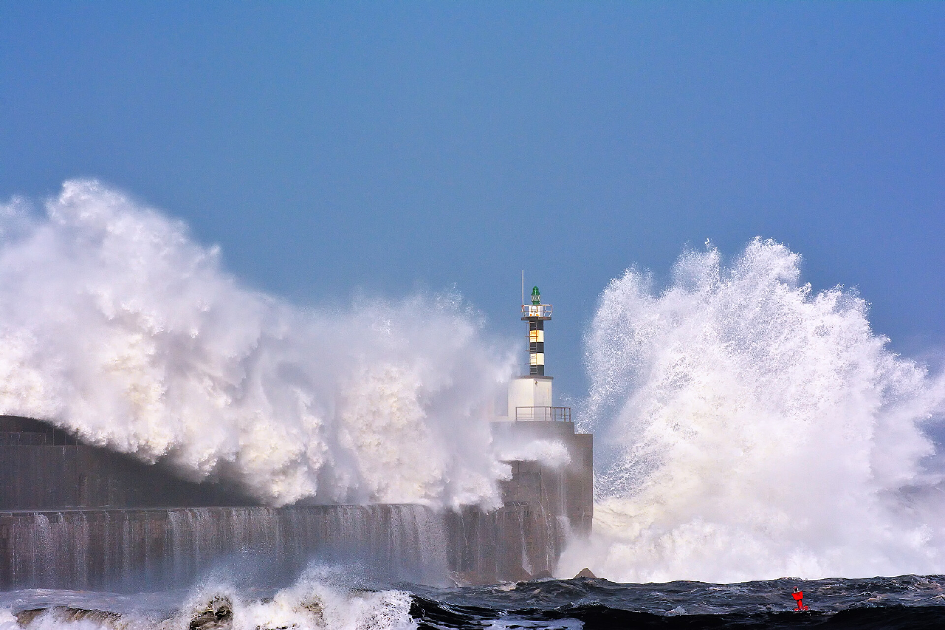 大海上的波涛汹涌暴风雨波越过灯塔的圣伊斯特 Pravia. 