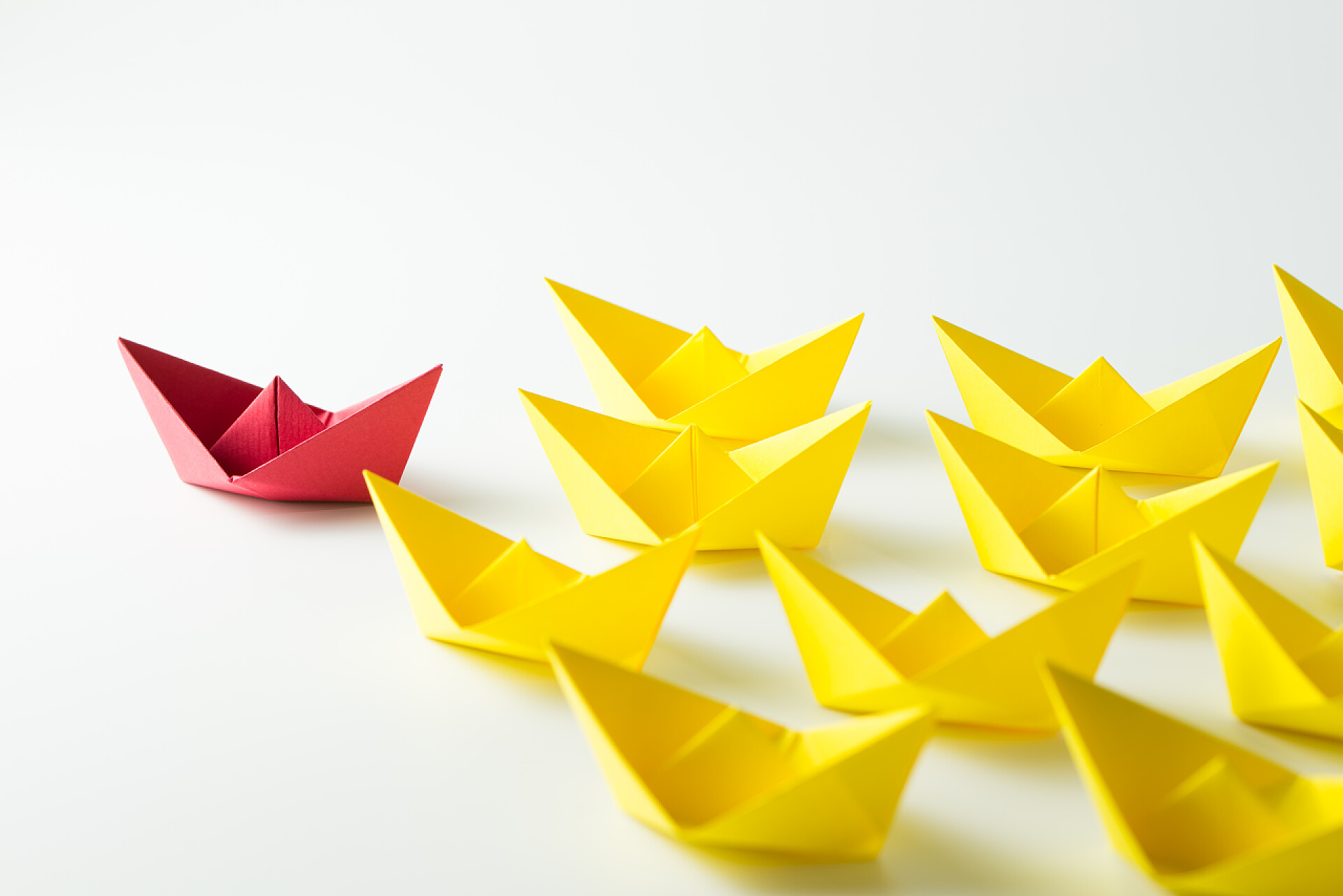 白色背景下的小帆船领导能力 