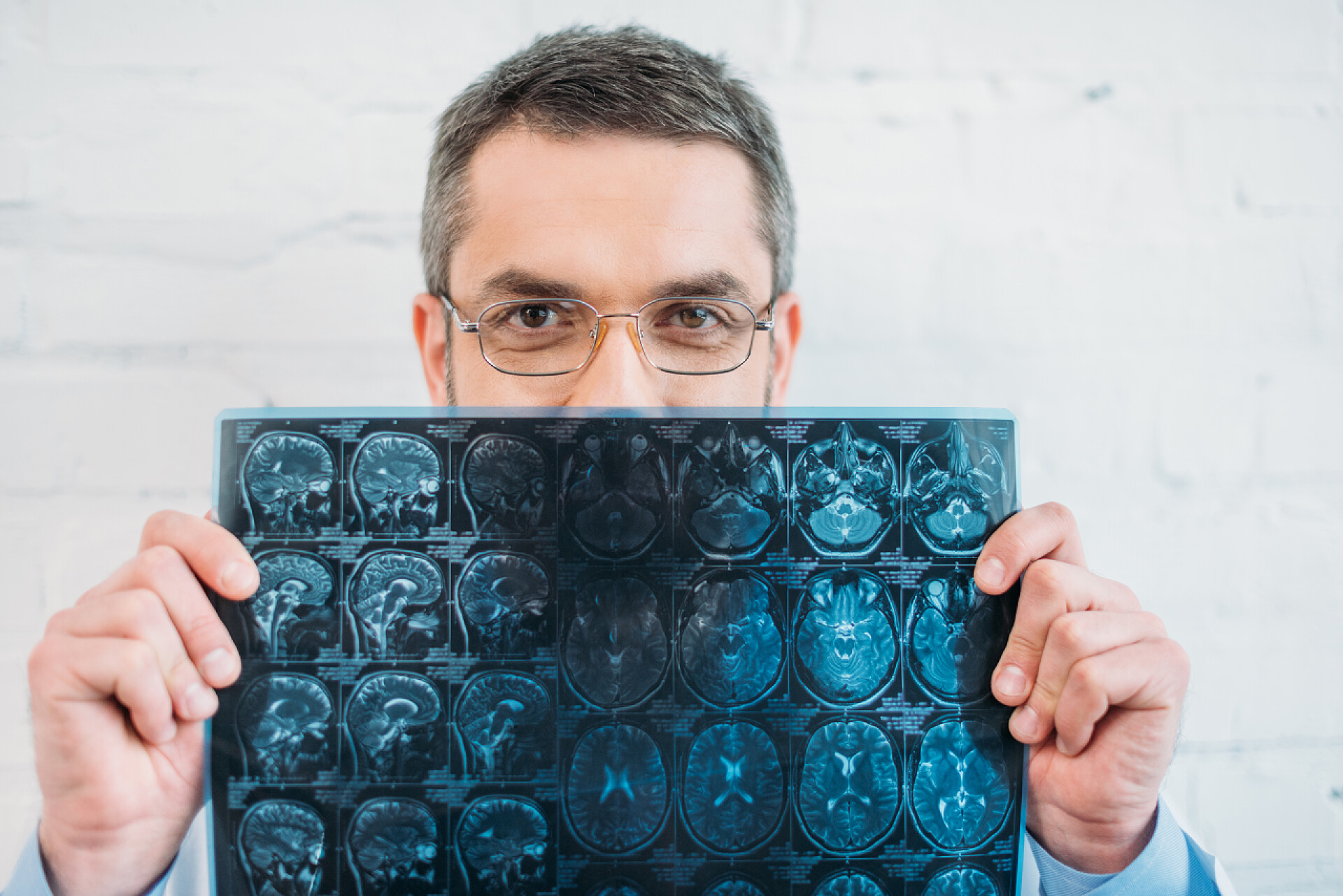 再拿着X光给病人看医生覆盖半边面部 mri 扫描