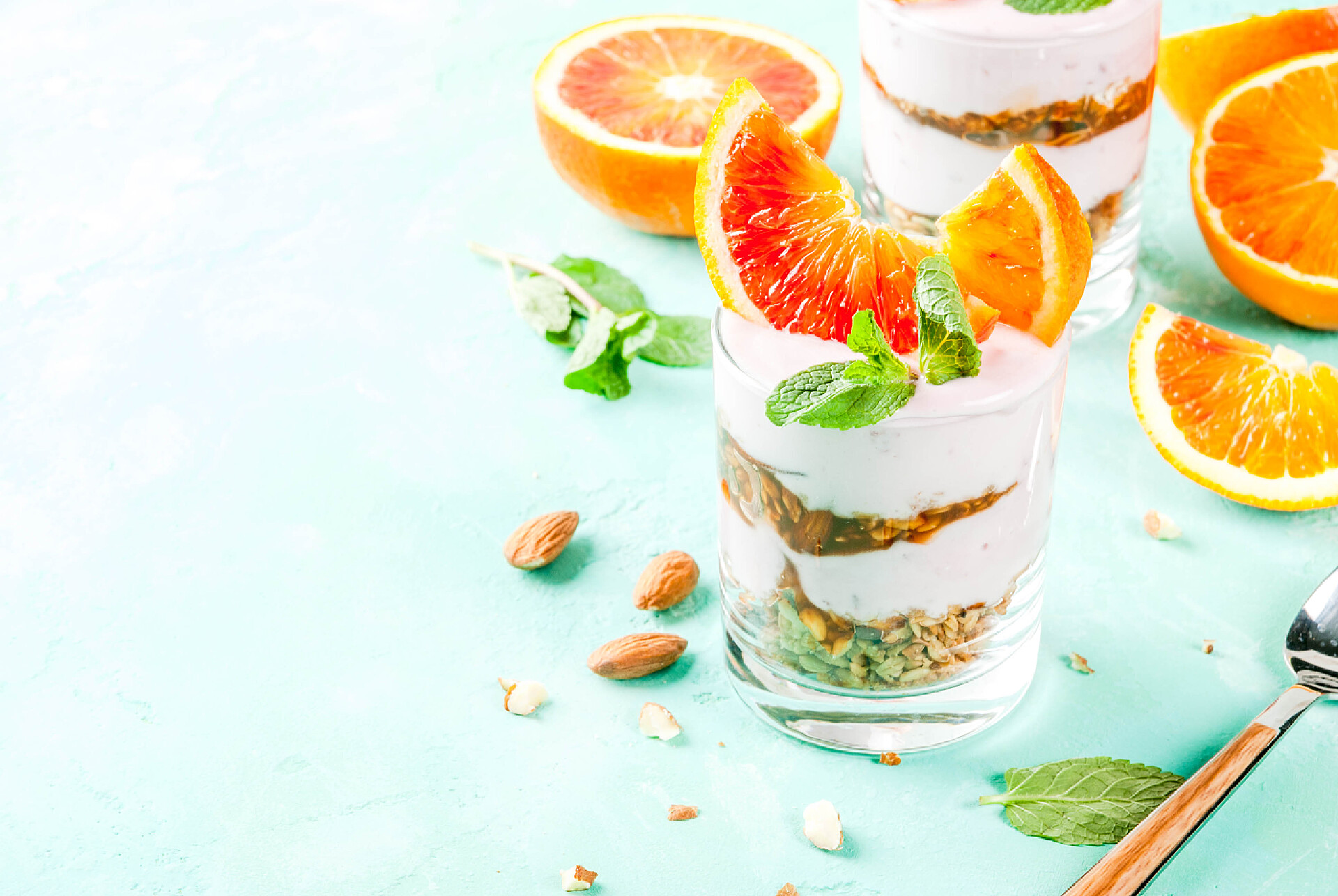 蓝色桌子上的一杯营养早餐健康早餐, 血橙糕与燕麦。酸奶, 铝