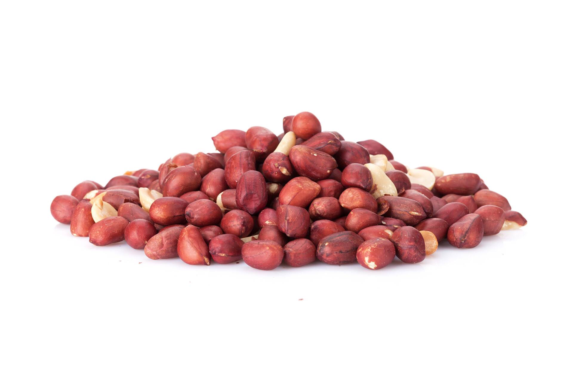 白色背景墙前的一堆红色花生米白色背景的花生