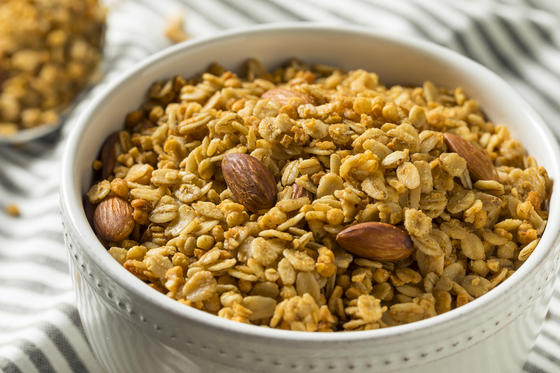 白碗里的燕麦片自制烤蜂蜜杏仁燕麦