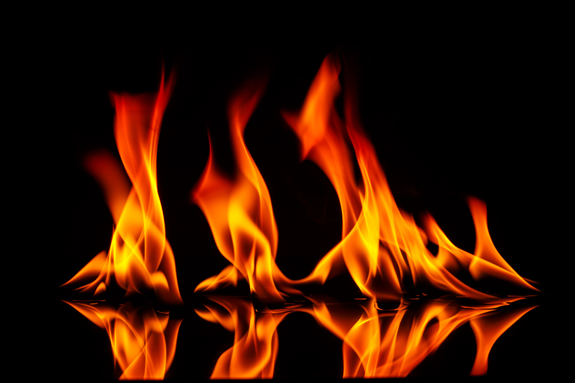 黑色背景下的火焰火焰在黑色背景模糊