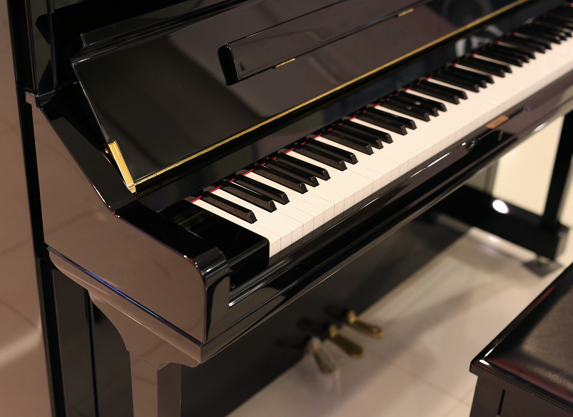 地板上的一架黑色钢琴有选择焦点的钢琴键盘背景图