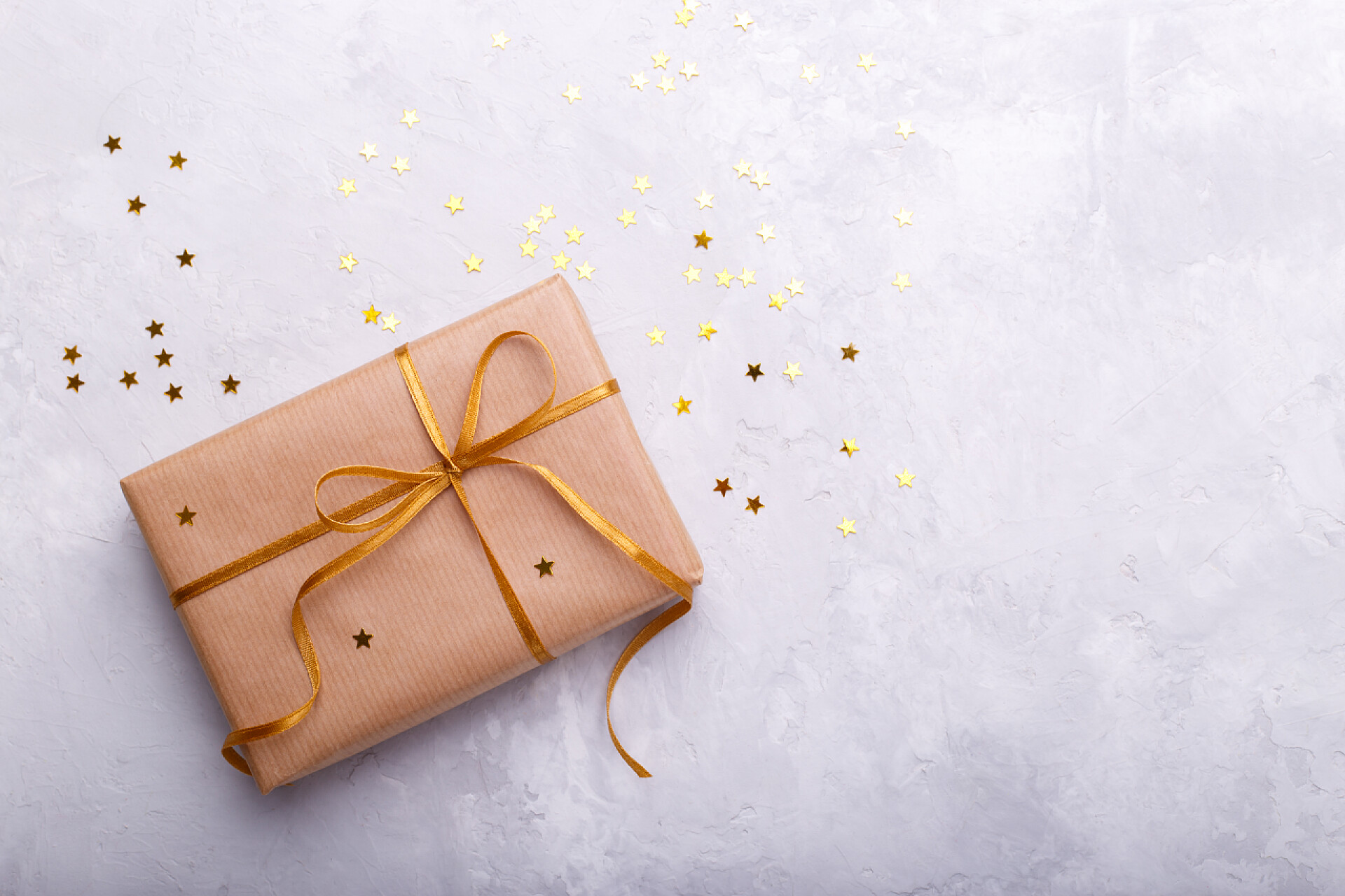 白色桌子上的礼盒礼品盒包裹在工艺文件