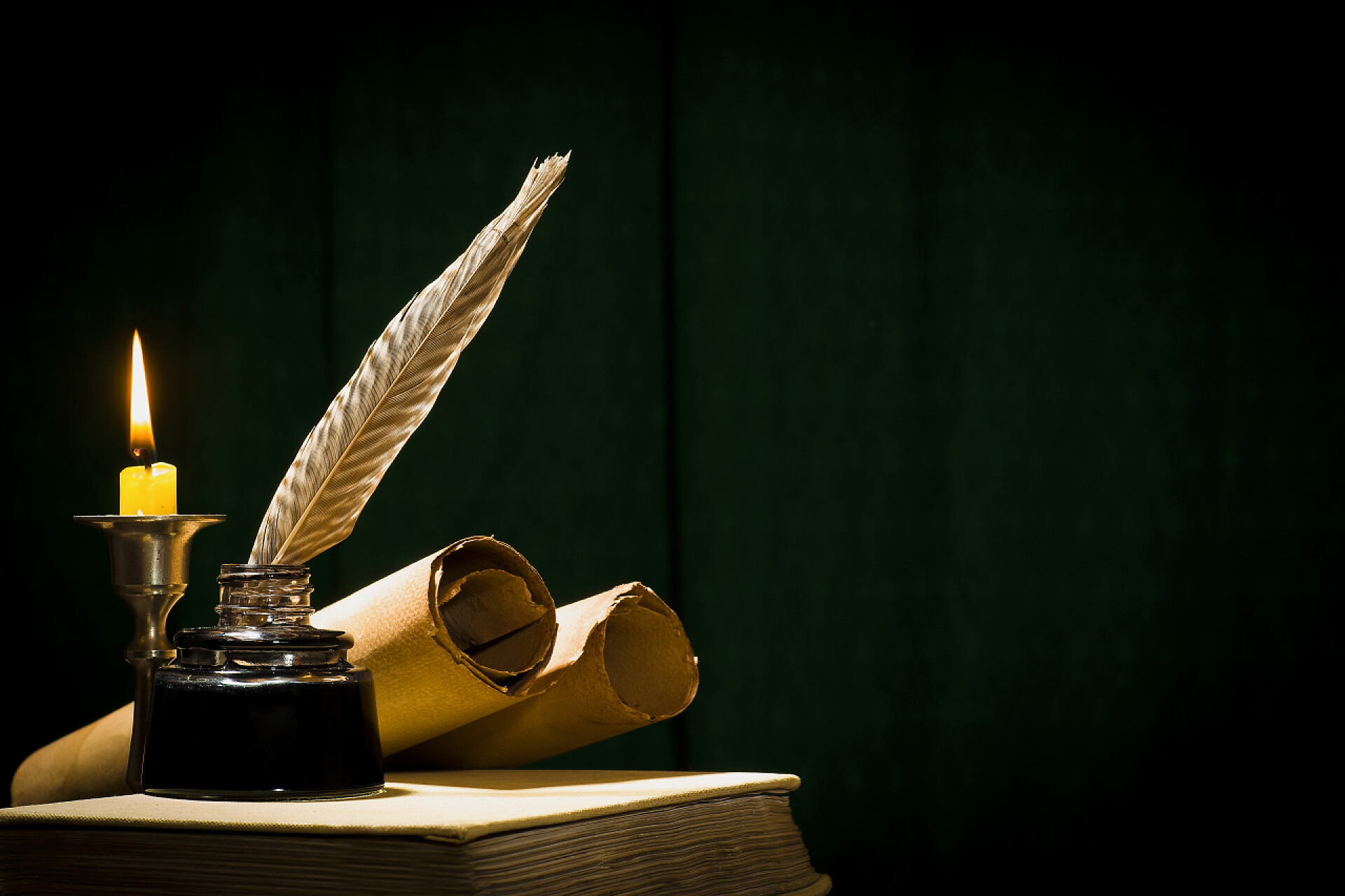 黑色背景墙的书写工具教育和写作的概念, 一支墨水池的钢笔和一个 