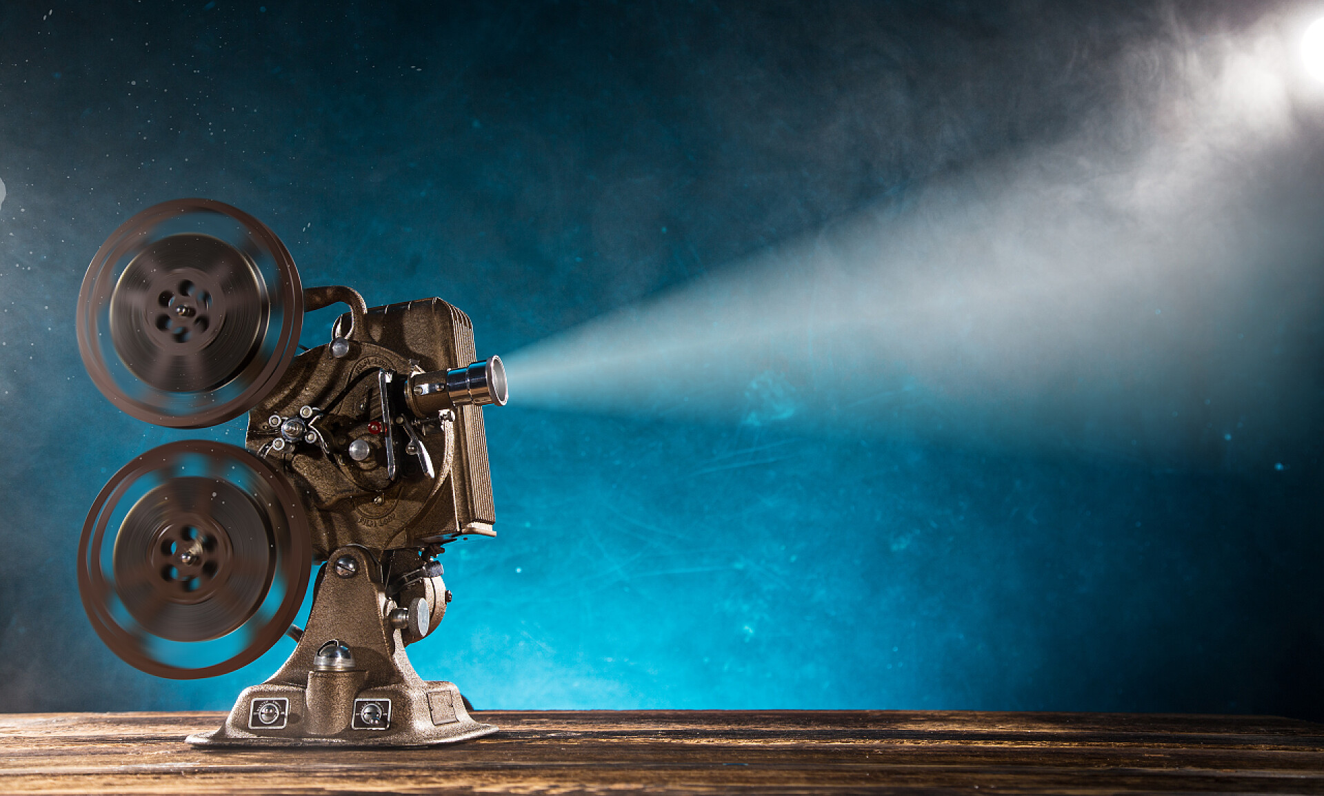 蓝色背景墙的一个放映机旧的风格电影放映机特写.