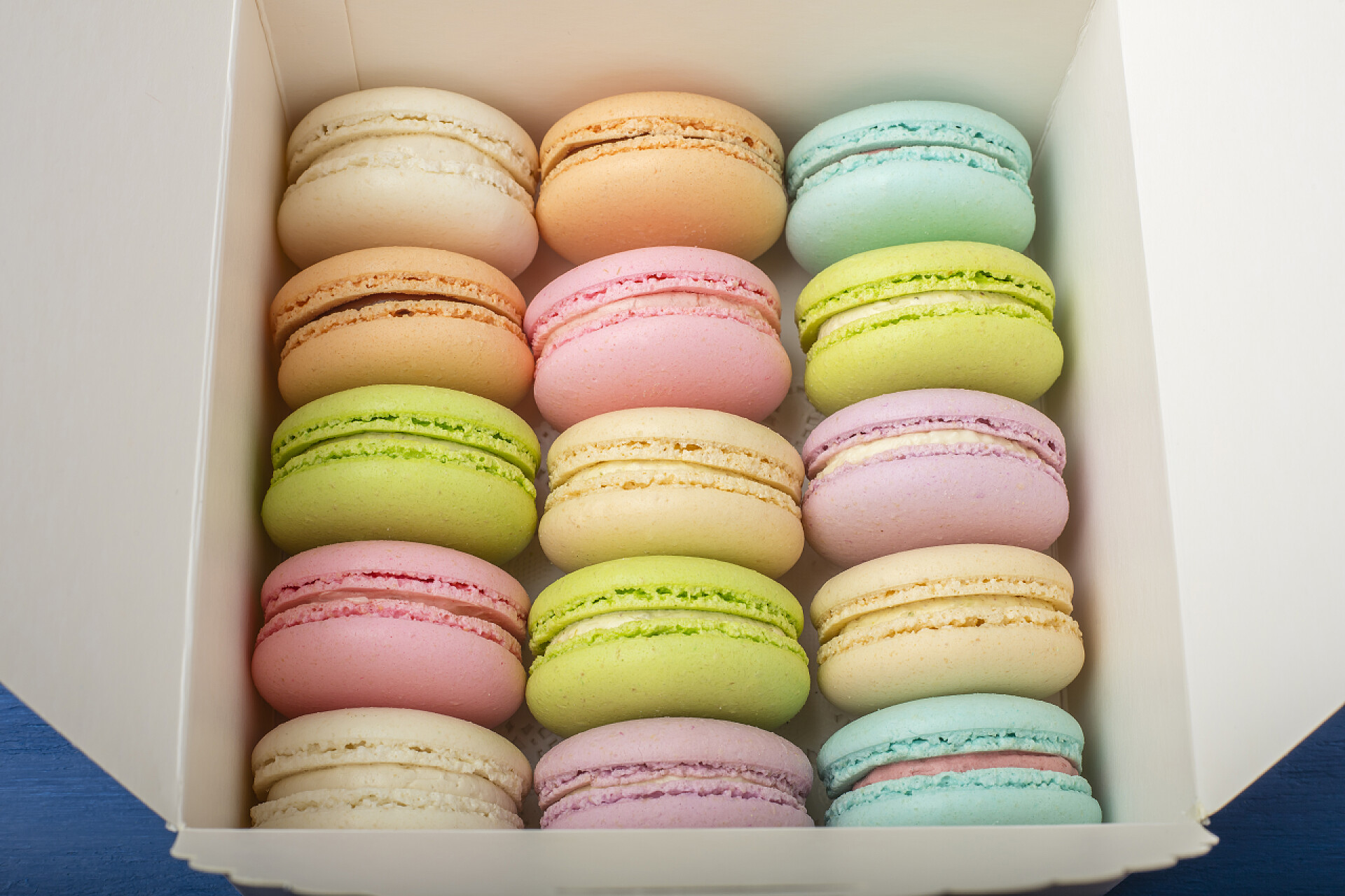 一盒新的马卡龙一盒新鲜多彩的马卡龙。五颜六色的曲奇, 柔和的颜色2