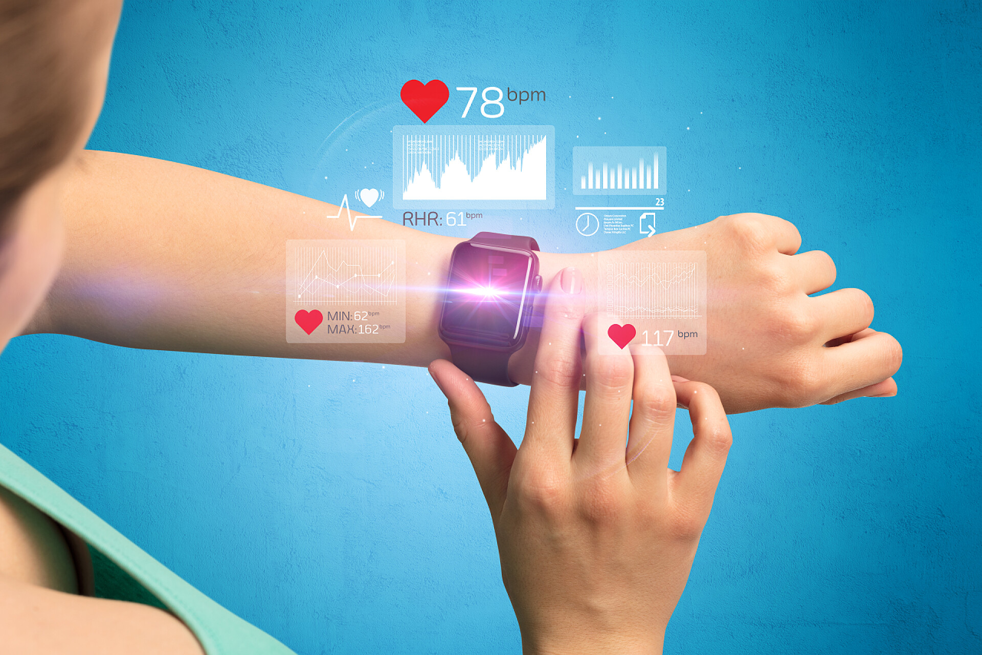 一个女人在查看心率有氧运动和 smartwatch.