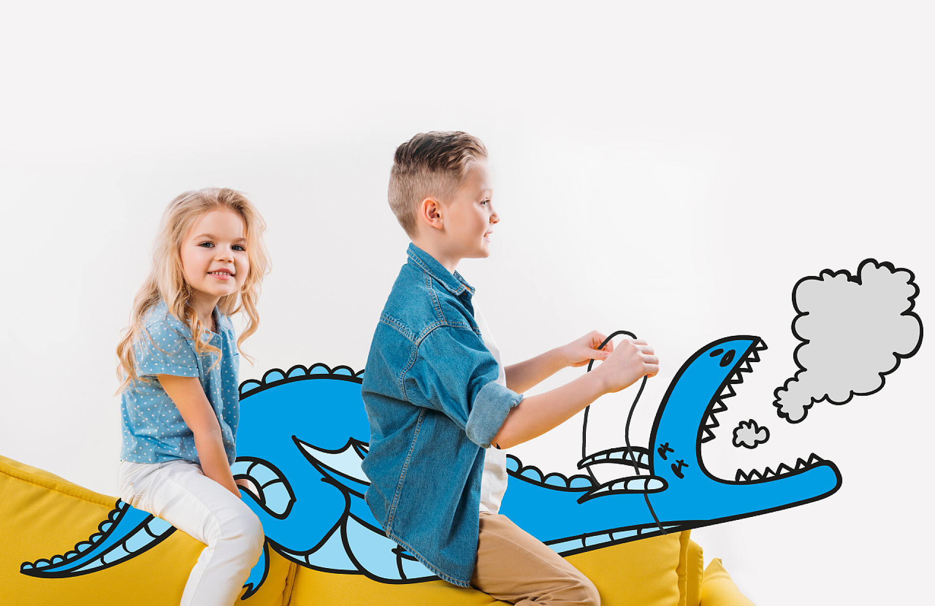 白色背景墙前的一对可爱的男女快乐的兄弟姐妹骑着蓝色的龙坐在沙发上 