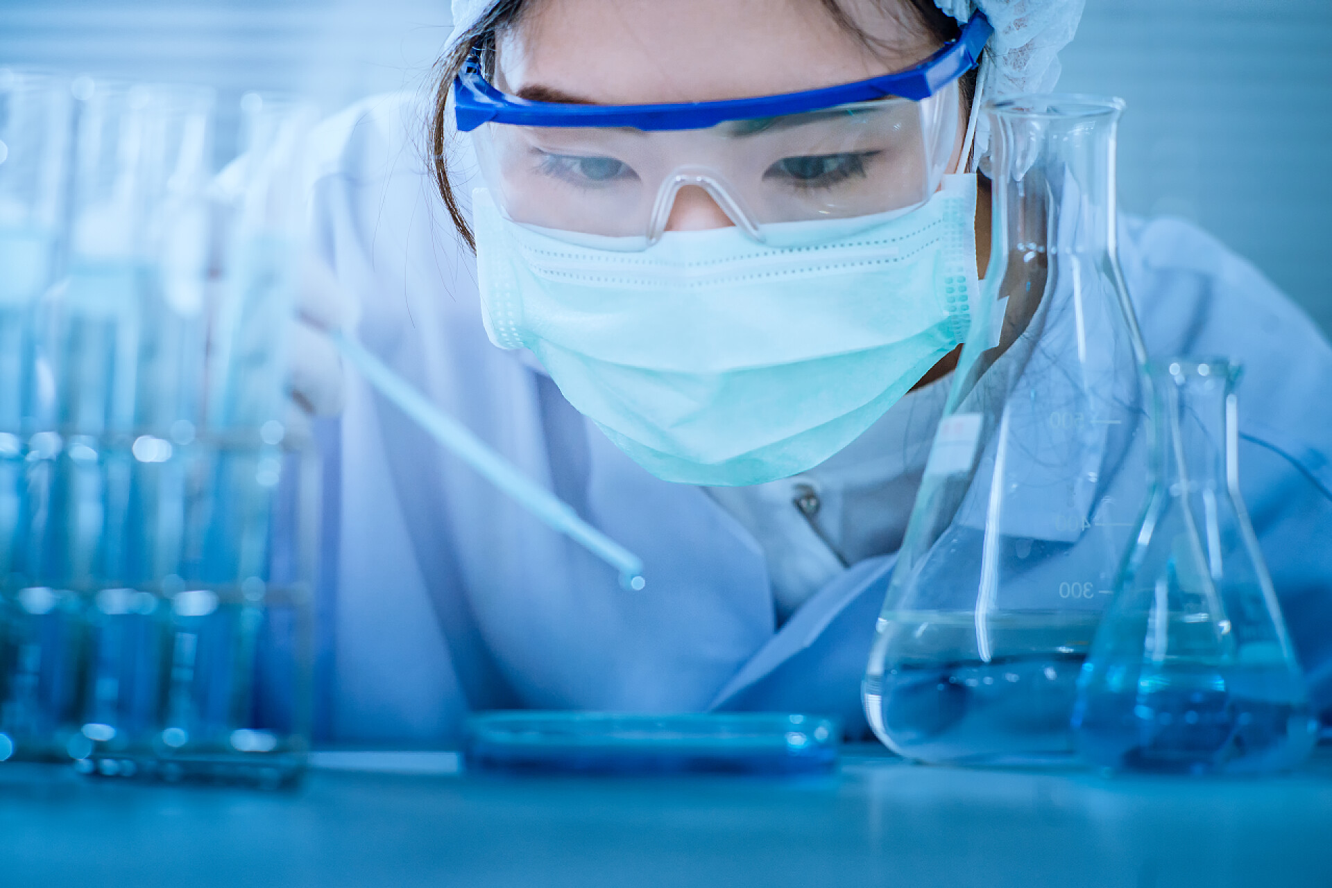 一个女人在实验室里做着实验亚洲女科学家与试管制作研究在临床实验室。科学、化学、技术、生物学和人的概念