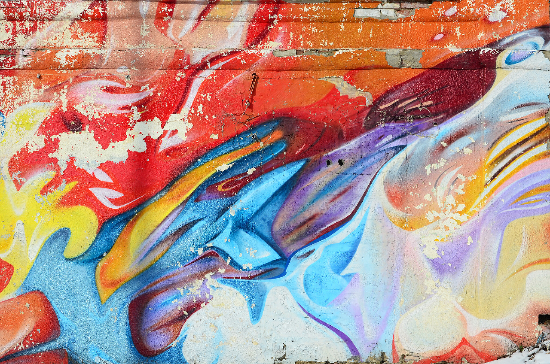 油彩相结合的颜色混凝土墙上的涂鸦画。背景纹理