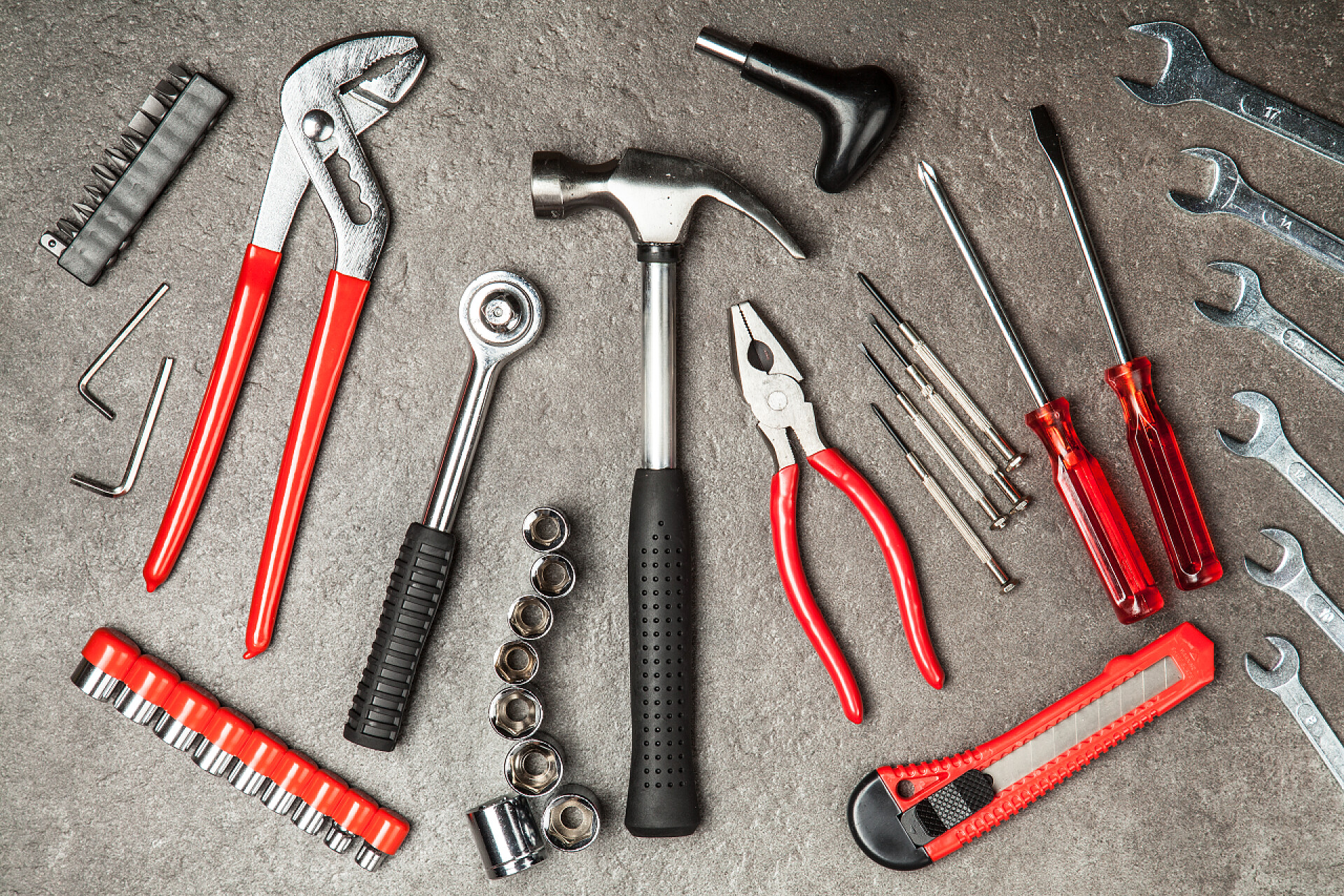 地上的各种各样的装修工具DIY工具集