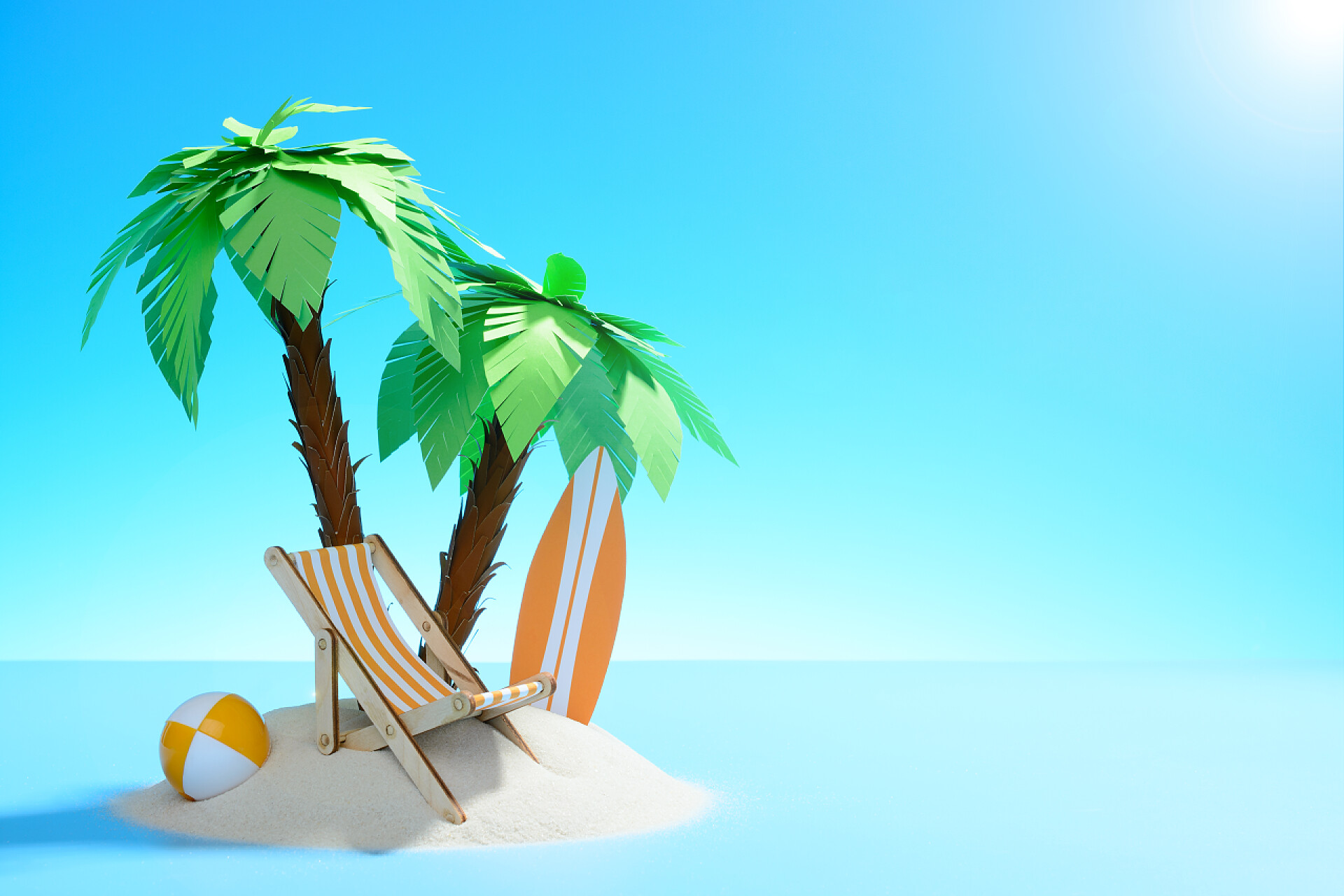 在海面上的一座孤独沙漠天堂岛在海洋中。太阳躺椅, 冲浪板和球下棕榈树在沙滩上.