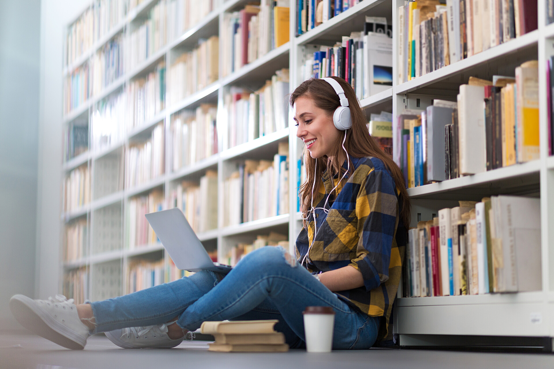 在图书馆学习的女学生在图书馆学习的年轻女学生
