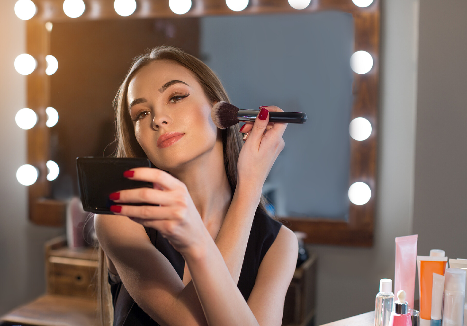 一个美丽的女人在镜子前化妆华丽的女孩化妆