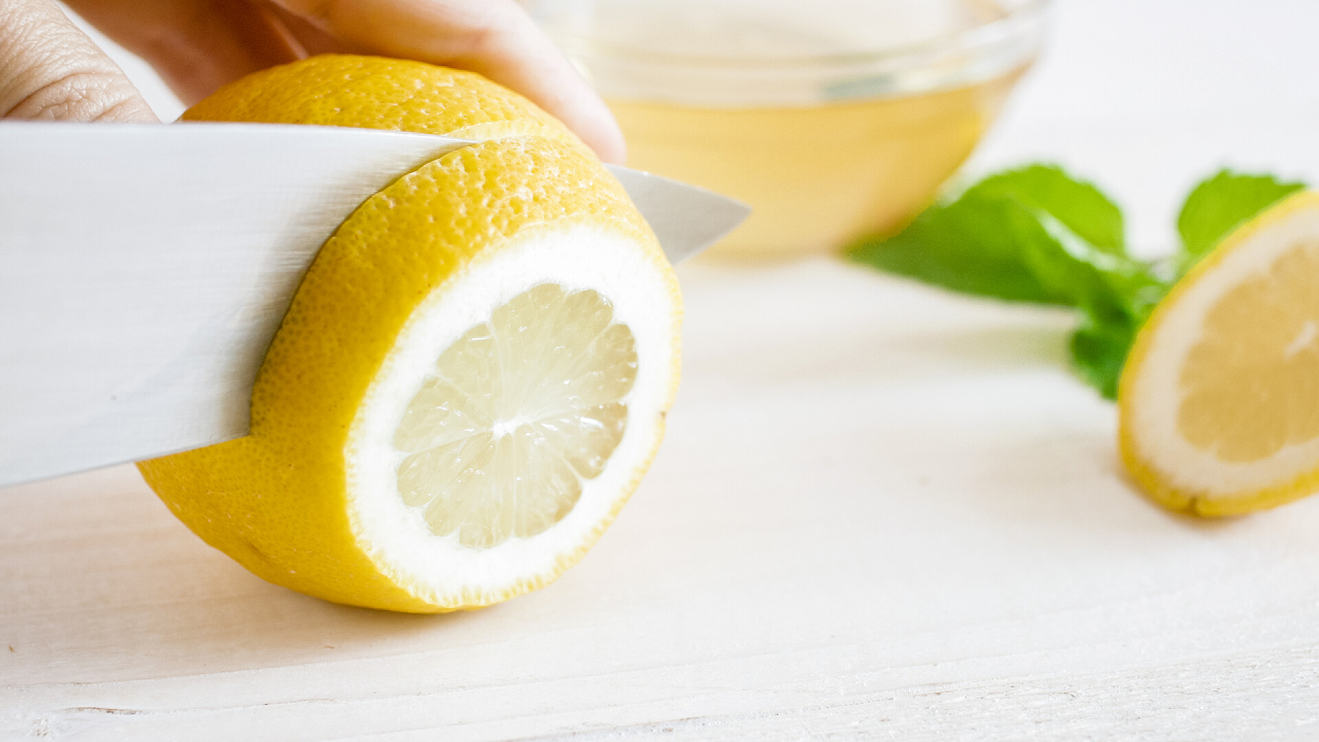 白色桌子上的柠檬白色木板上鲜柠檬切割的宏观图像