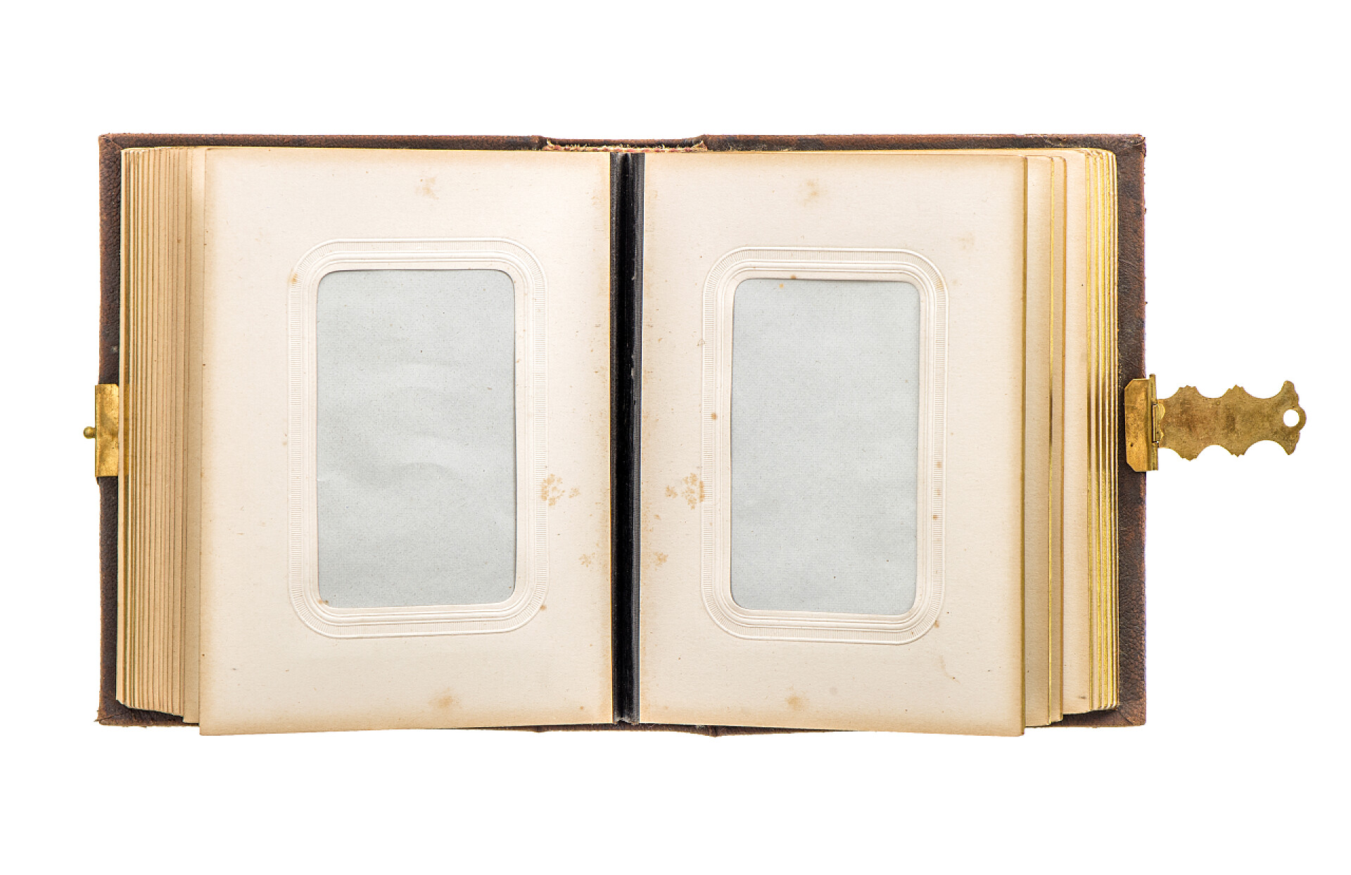 白色背景墙前的一本相册开放复古相册老化纸页