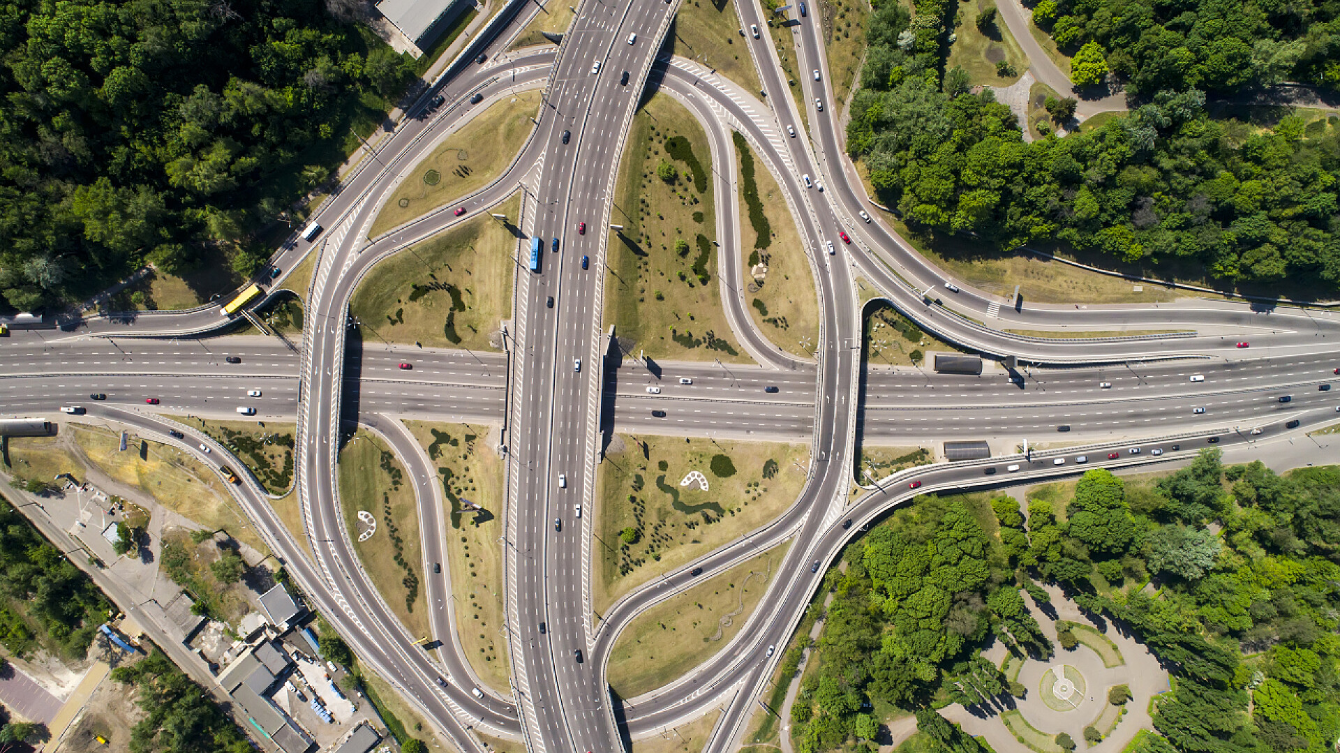 天上往下看的环形错综复杂的马路基辅涡轮公路交汇处的鸟瞰图。夏季城市景观