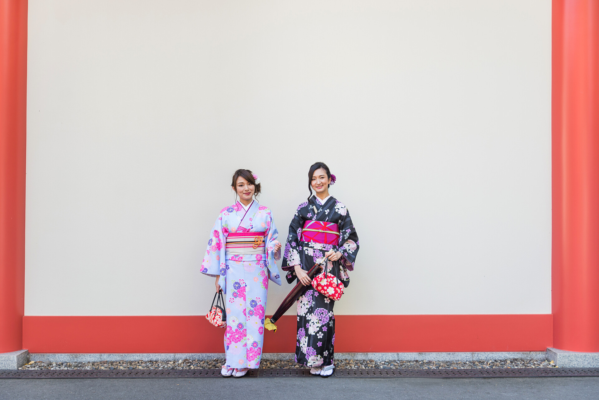 两个穿着日本和服的少女两个穿着传统服饰的漂亮女孩在户外散步