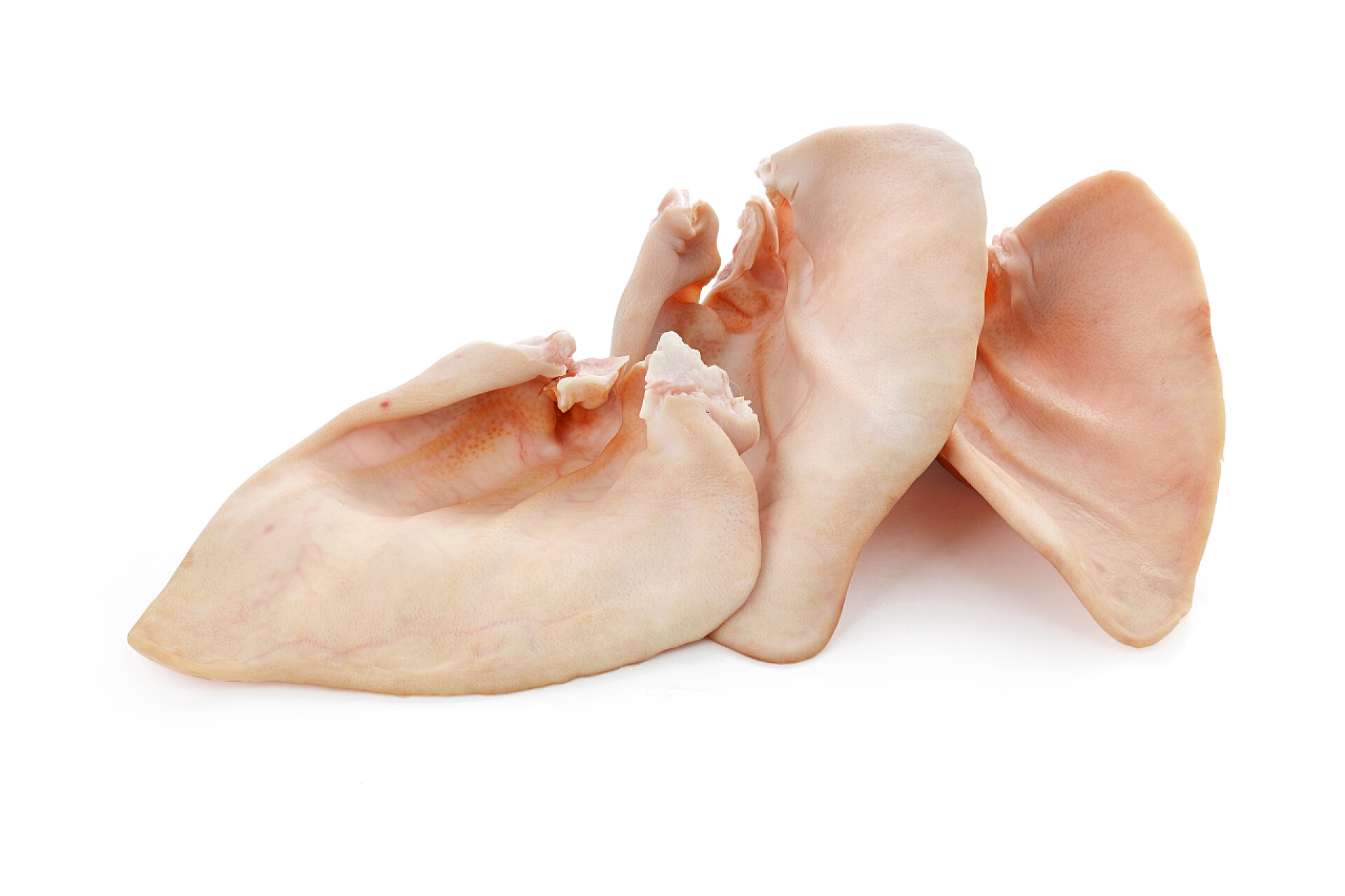 白色背景下的三片儿粉嫩猪耳朵白色背景的猪肉耳朵被隔绝了