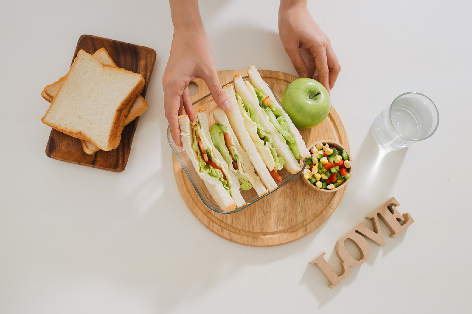 白色呢桌子上的营养早餐亚洲女性准备食物 (水果和蔬菜) 为健康的吃的孩子 (孩子).