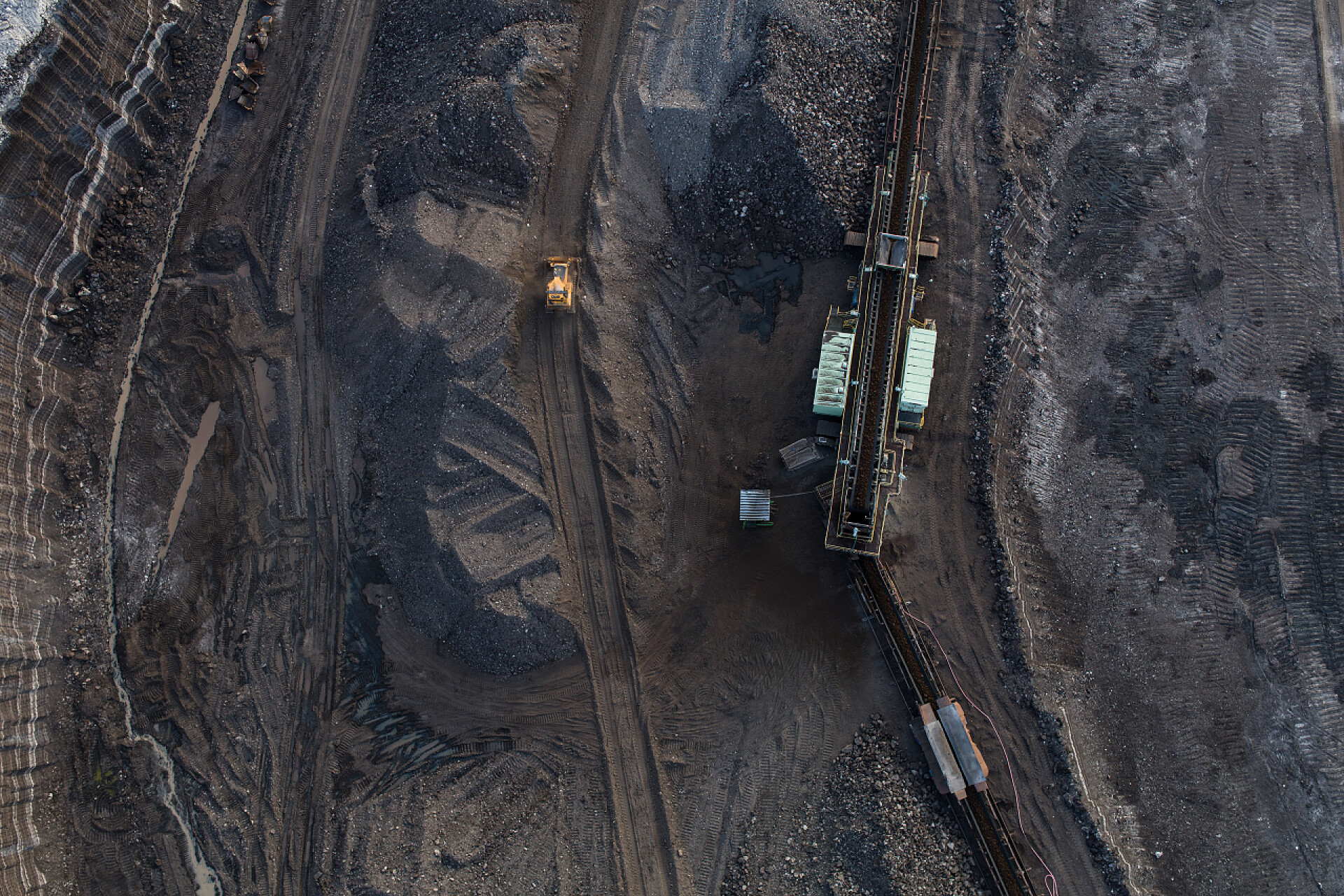 煤矿安全生产安全生产月让往下看的煤矿土地煤矿工业景观鸟瞰图 