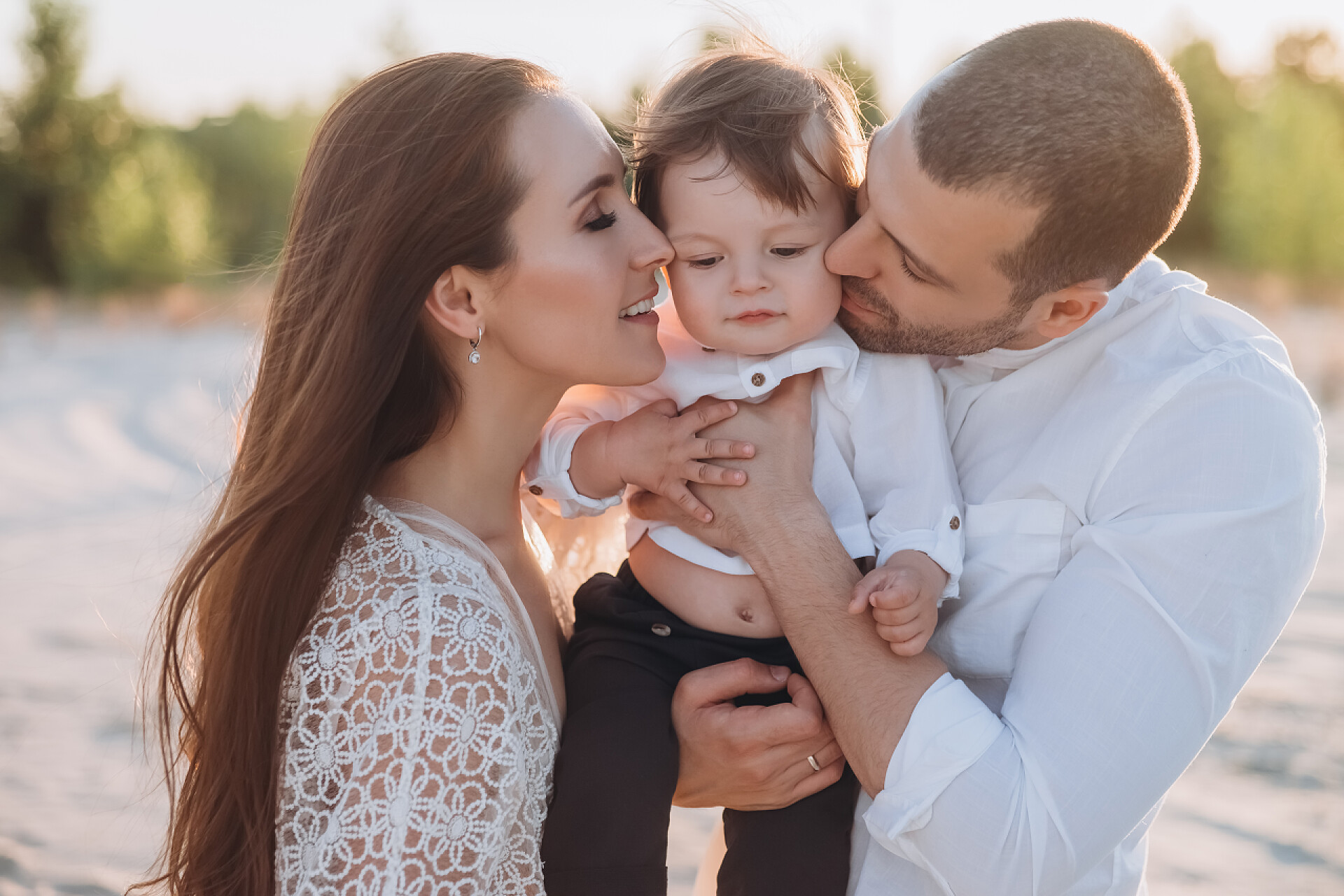 幸福的一家三口在沙滩上父母身份