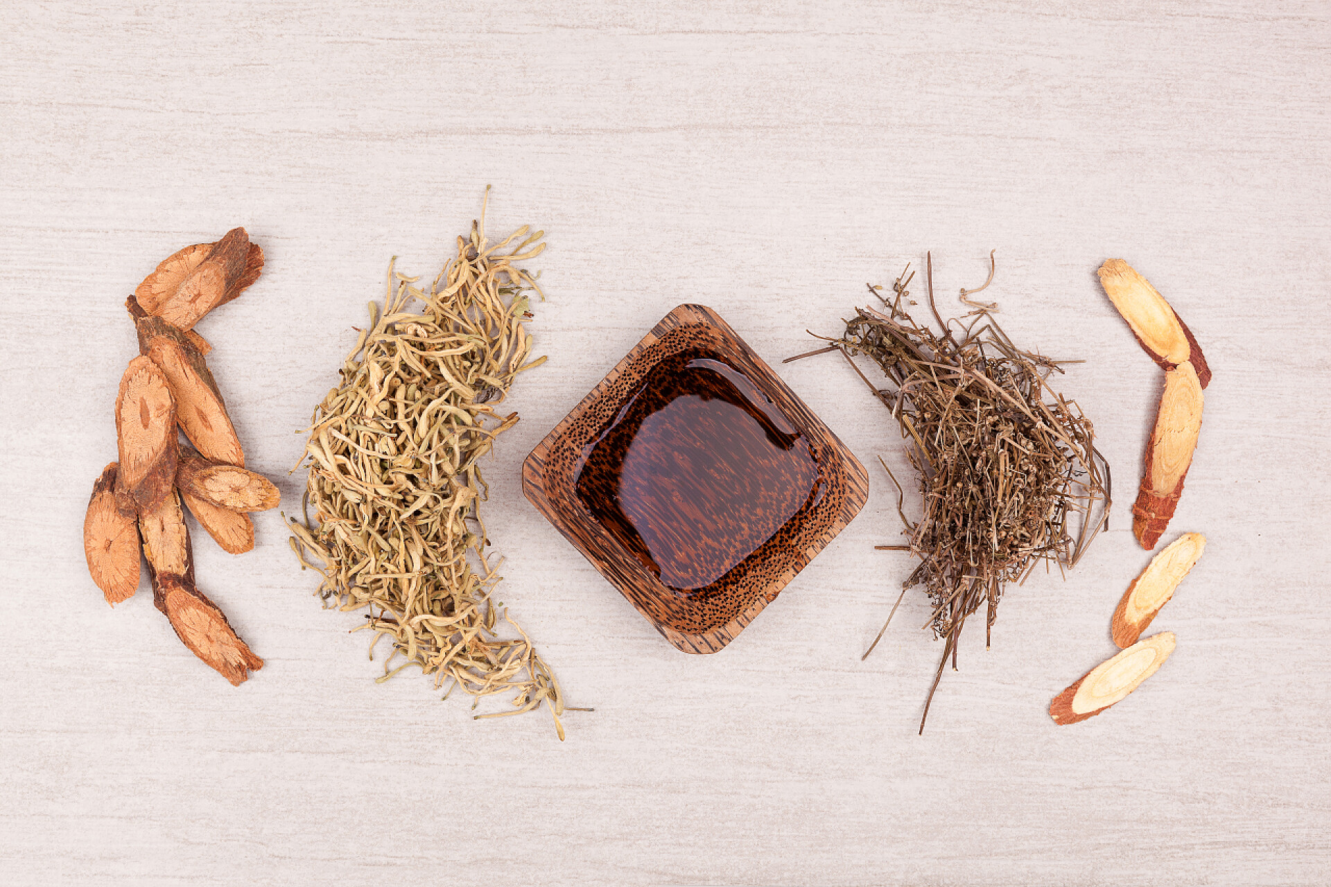 桌子上的中药和中药煮的茶中药茶有助于停止咳嗽。灰色背景下的中医观.