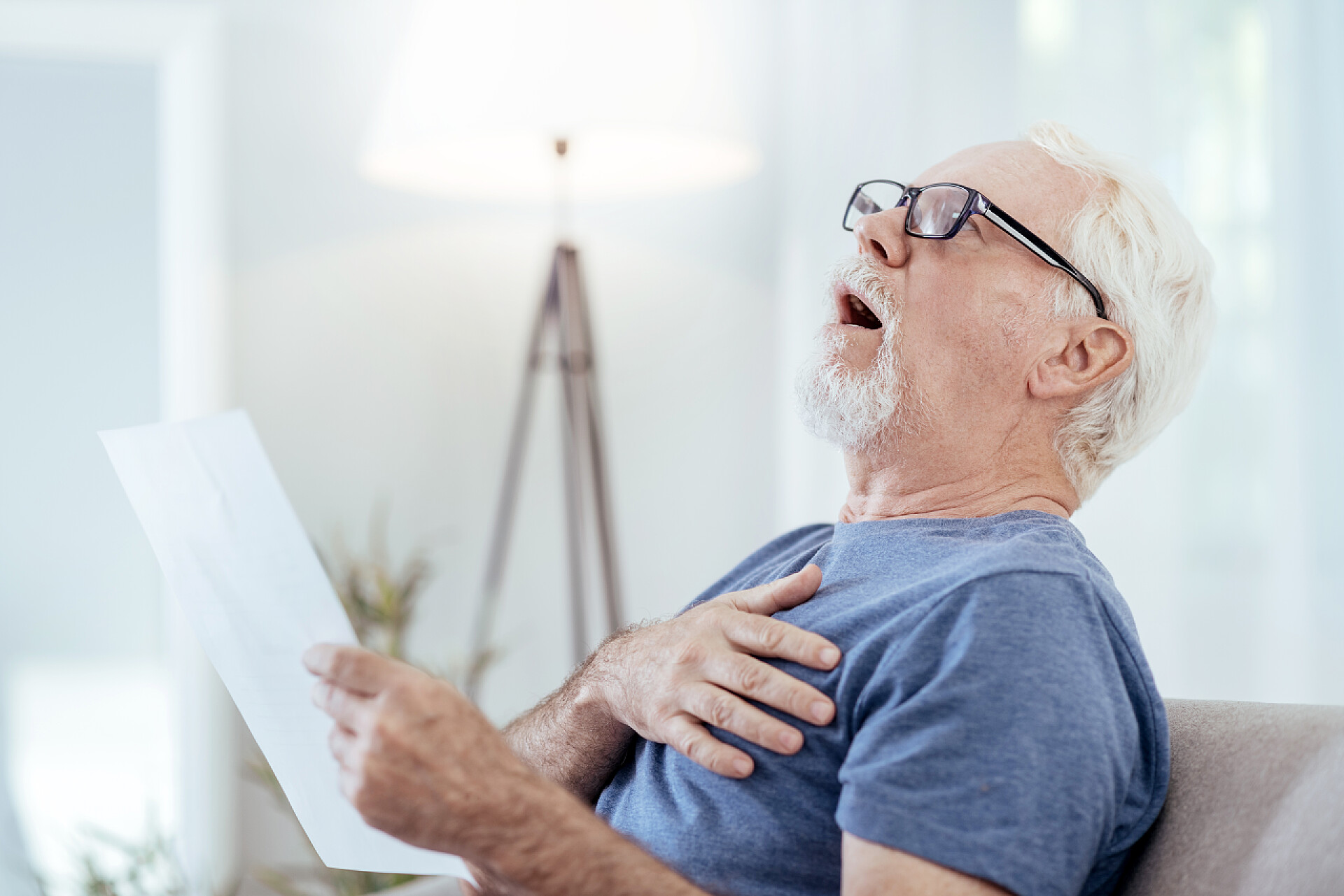 心脏病发作的老爷爷震惊老人心脏病发作