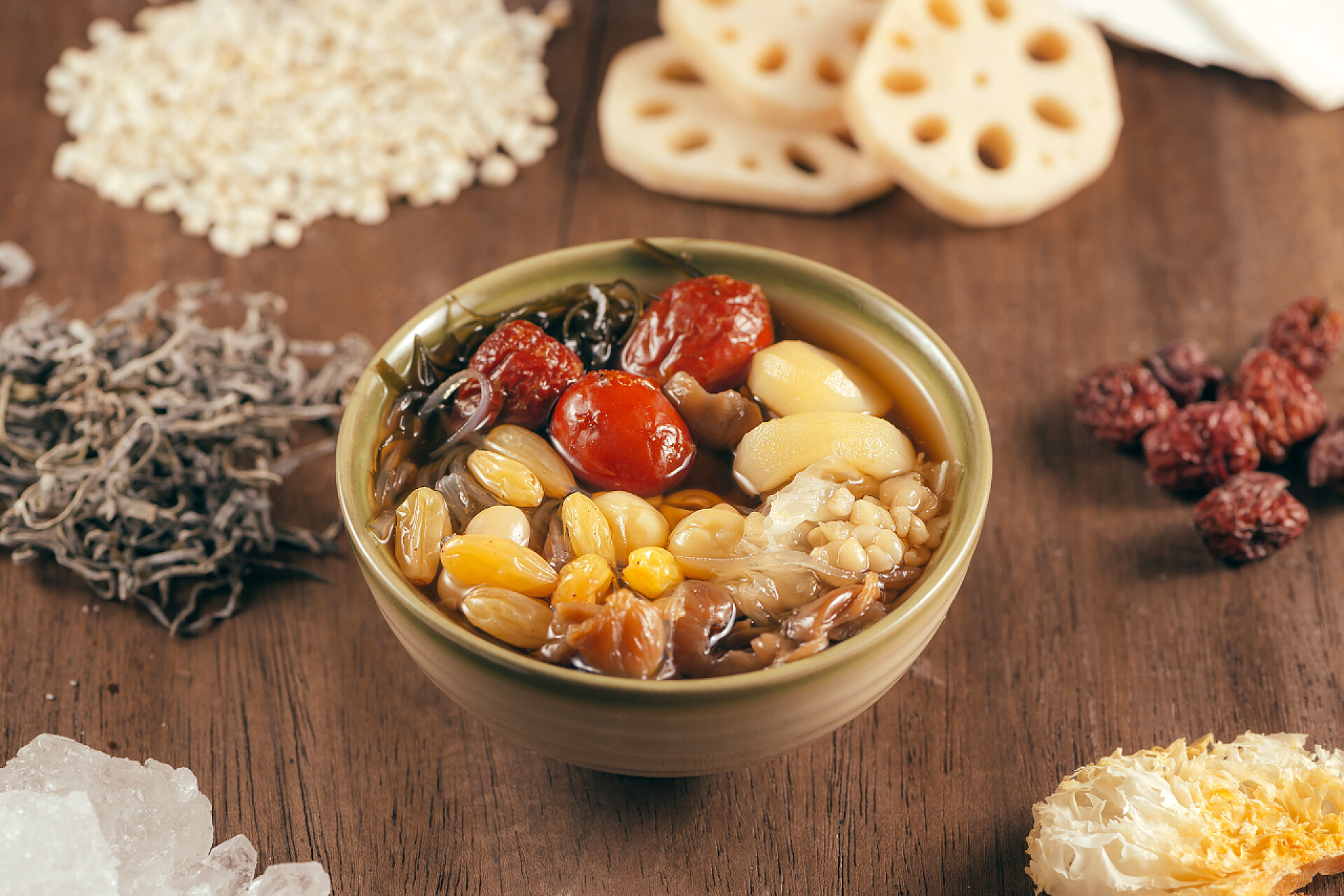 木制桌子上的蔬菜和佛跳墙各式越南甜点: 莲花脚、白果冻菌、海藻和红枣糖浆