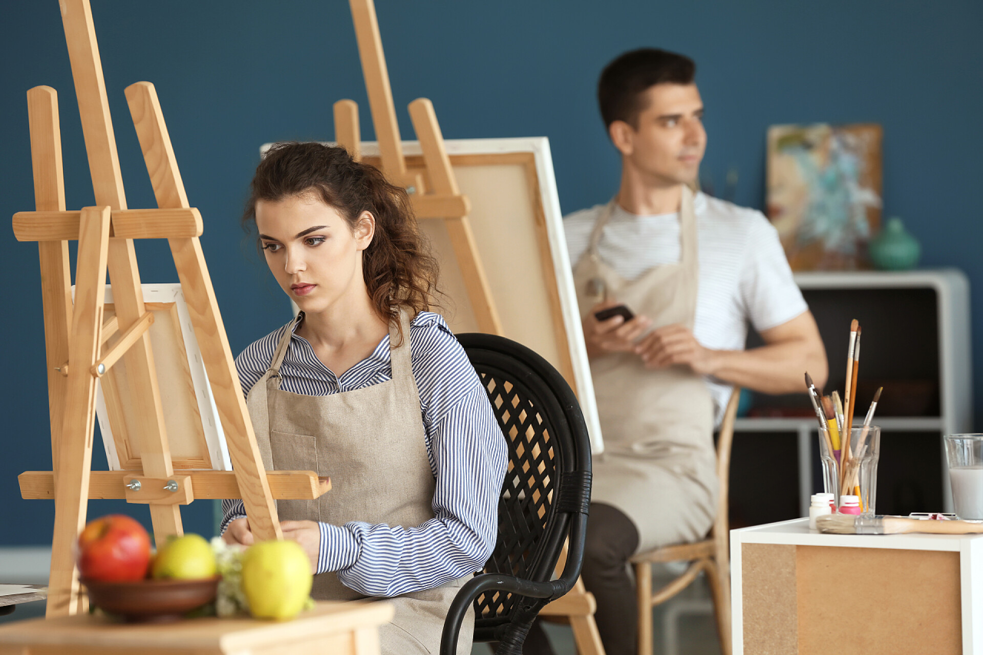 在认真画画的女人画家学校班级中的女学生