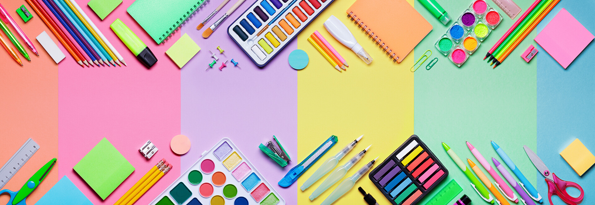 彩色桌子上的各种文具