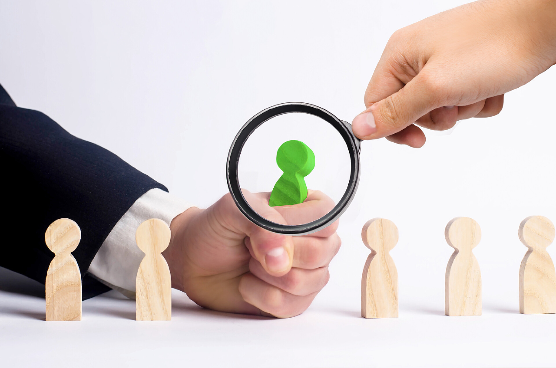 白色背景墙前用放大镜寻找小人儿寻找新员工和专家的商人。团队内人员选拔和管理的概念。解雇和雇用人员工作。人力资源管理。猎头